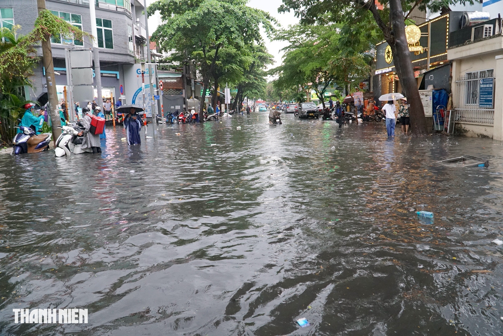 TP.HCM mưa lớn chiều nay 4.6: 'Phố nhà giàu' Thảo Điền ngập nặng hơn 2 tiếng - Ảnh 2. TP.HCM mưa lớn chiều nay 4.6: 'Phố nhà giàu' Thảo Điền ngập nặng hơn 2 tiếng - Ảnh 2.