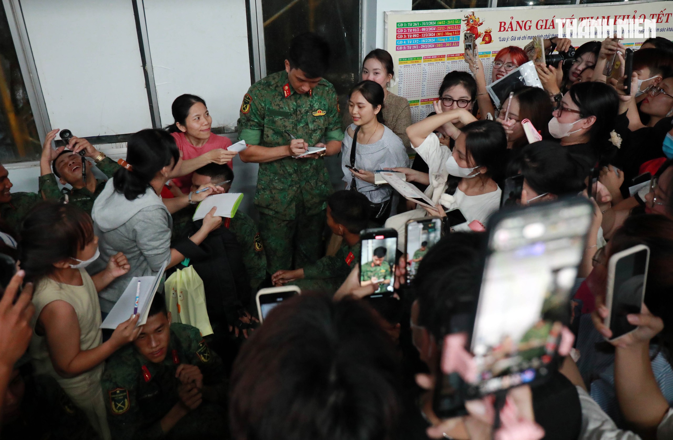 Hàng trăm bạn trẻ vây quanh 'nam thần quân đội' Lê Hoàng Hiệp tại ga Sài Gòn- Ảnh 8.