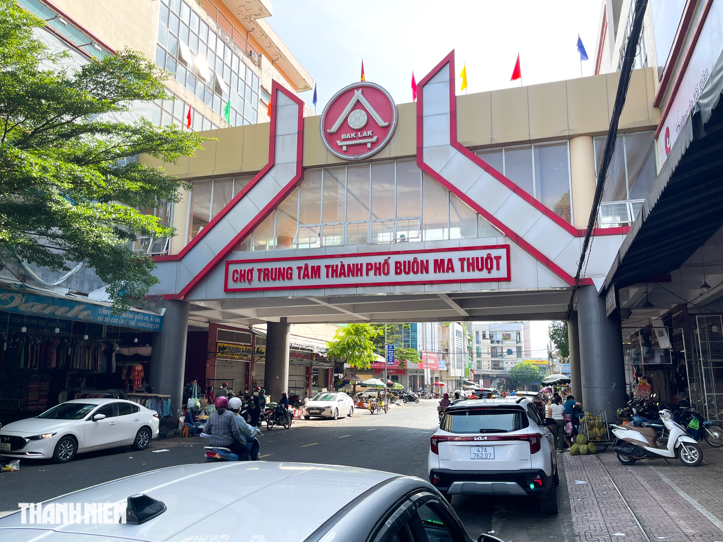 Sợ bị kiểm tra, hàng loạt ki ốt tại chợ trung tâm TP.Buôn Ma Thuột đóng cửa- Ảnh 1. Sợ bị kiểm tra, hàng loạt ki ốt tại chợ trung tâm TP.Buôn Ma Thuột đóng cửa- Ảnh 1.