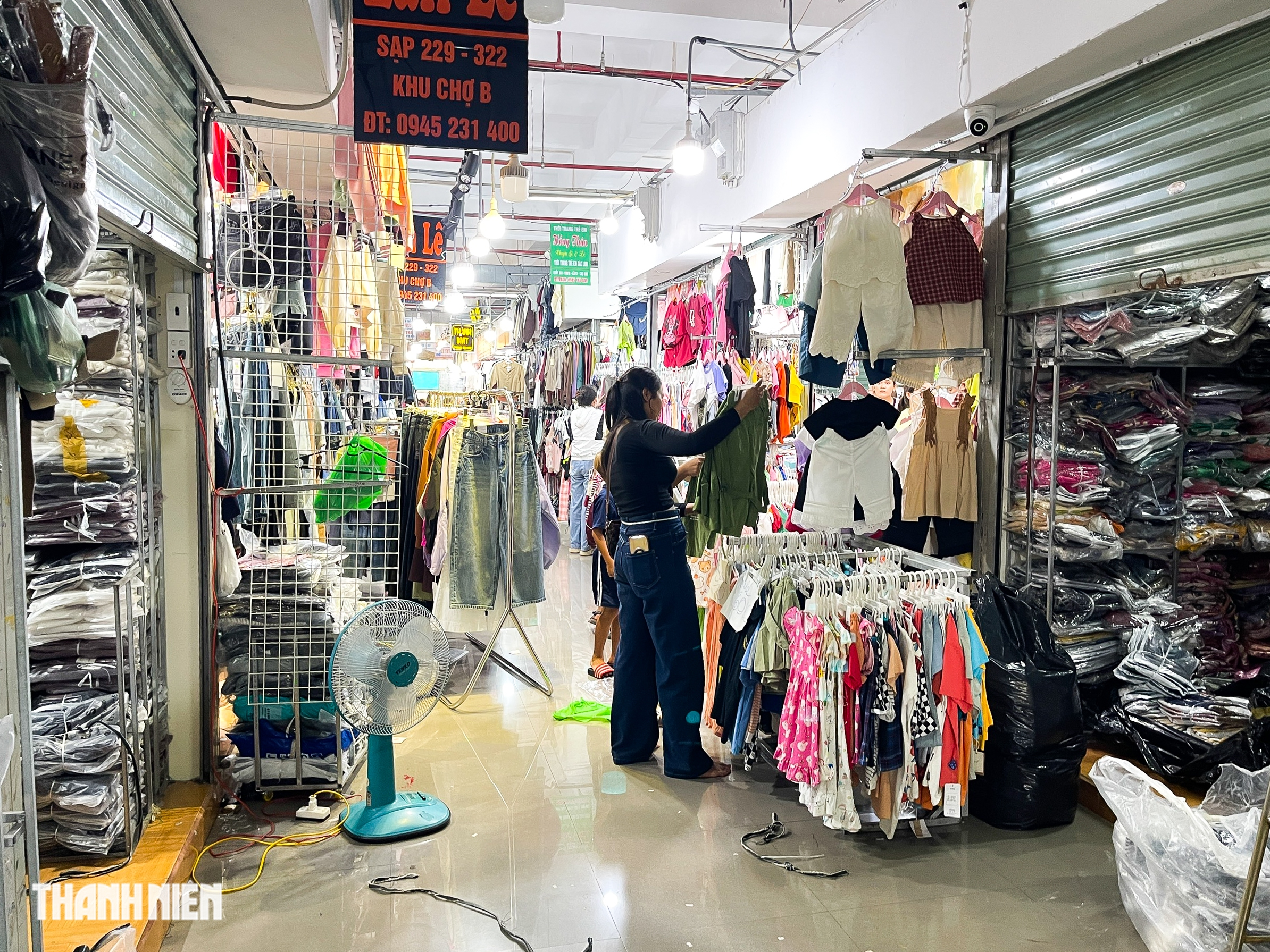 Sợ bị kiểm tra, hàng loạt ki ốt tại chợ trung tâm TP.Buôn Ma Thuột đóng cửa- Ảnh 3. Sợ bị kiểm tra, hàng loạt ki ốt tại chợ trung tâm TP.Buôn Ma Thuột đóng cửa- Ảnh 3.