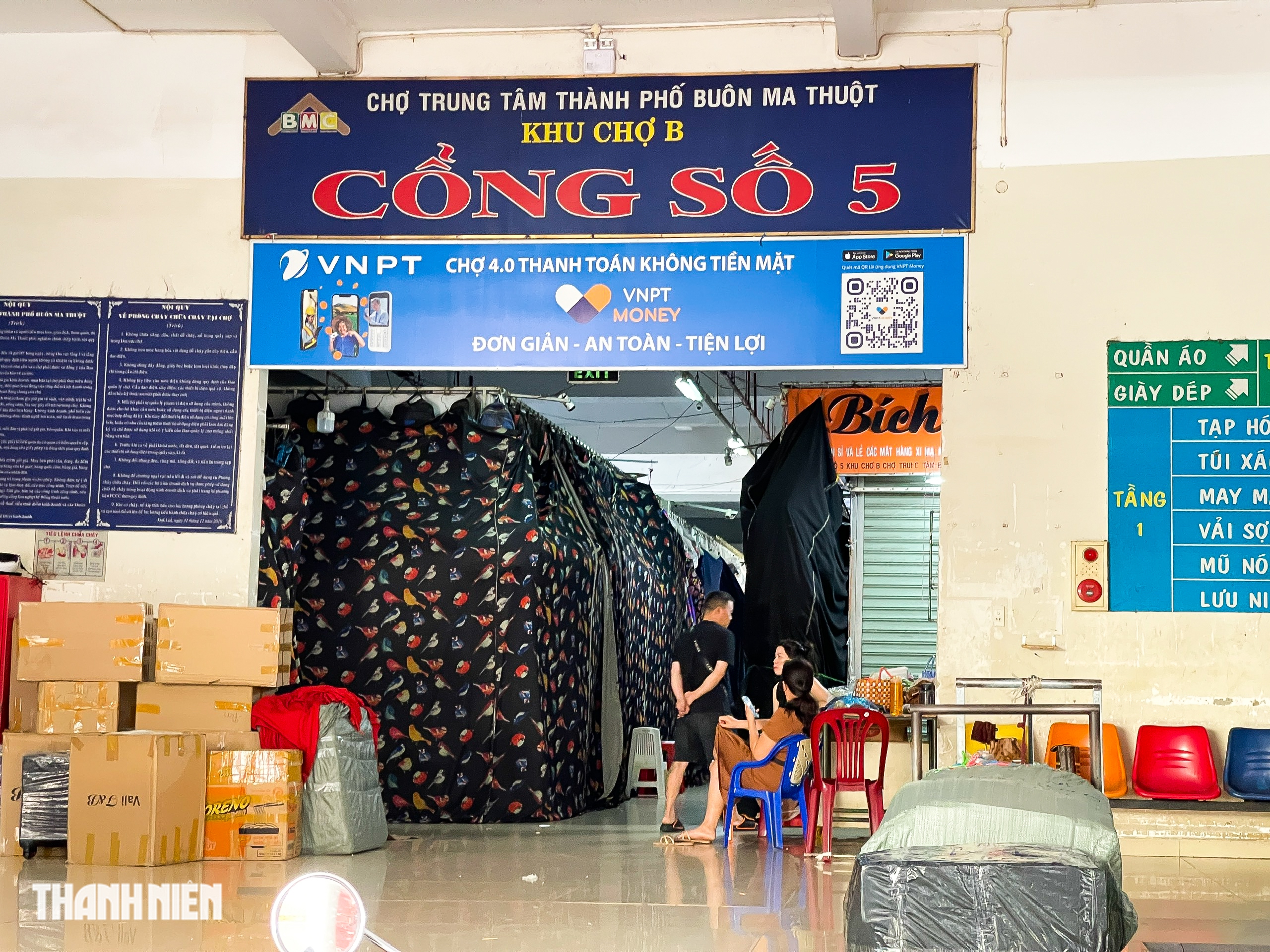 Sợ bị kiểm tra, hàng loạt ki ốt tại chợ trung tâm TP.Buôn Ma Thuột đóng cửa- Ảnh 2. Sợ bị kiểm tra, hàng loạt ki ốt tại chợ trung tâm TP.Buôn Ma Thuột đóng cửa- Ảnh 2.