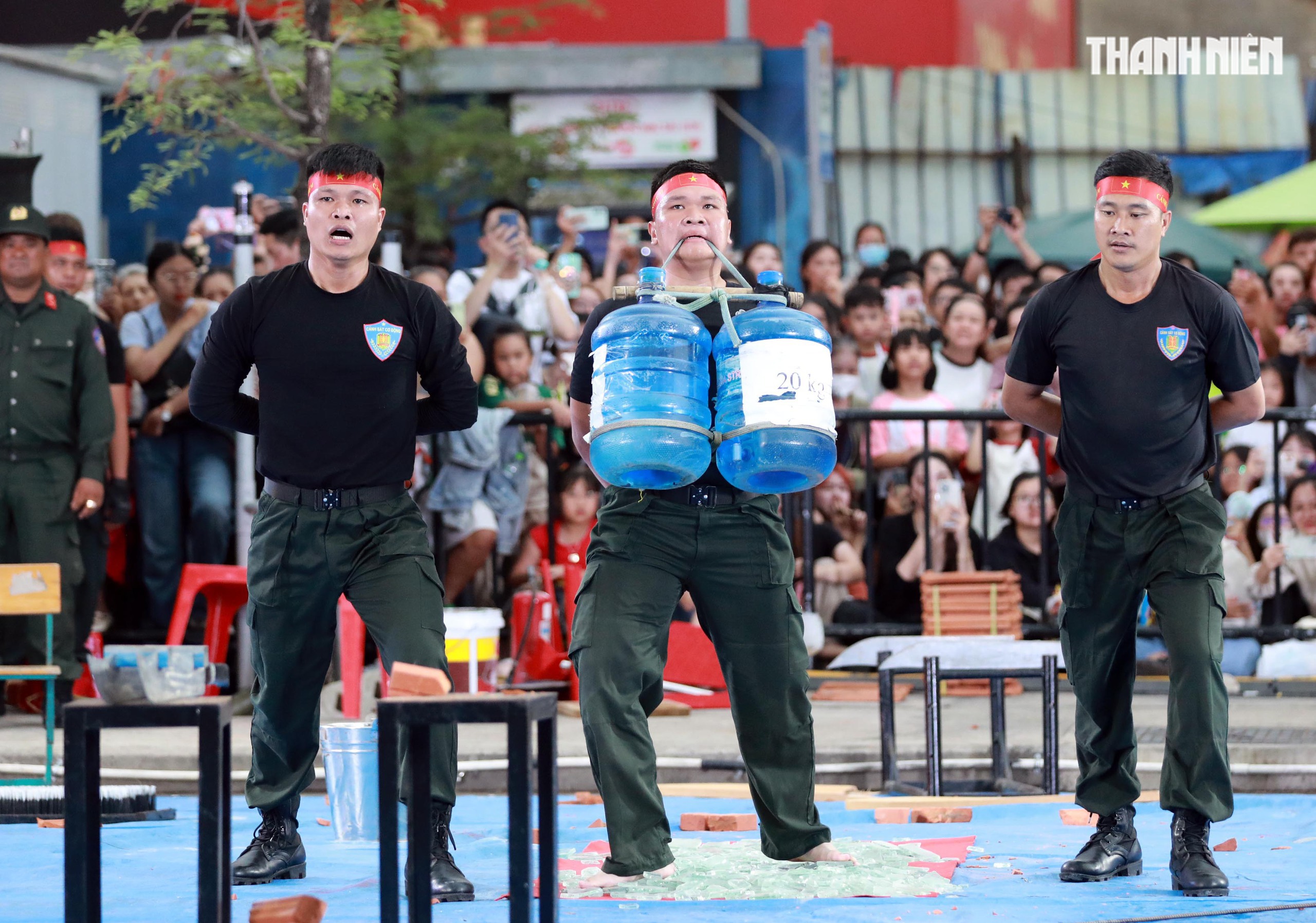 TP.HCM: Nghẹt thở xem nữ cảnh sát biểu diễn kề dao vào cổ kéo ô tô- Ảnh 7. TP.HCM: Nghẹt thở xem nữ cảnh sát biểu diễn kề dao vào cổ kéo ô tô- Ảnh 7.