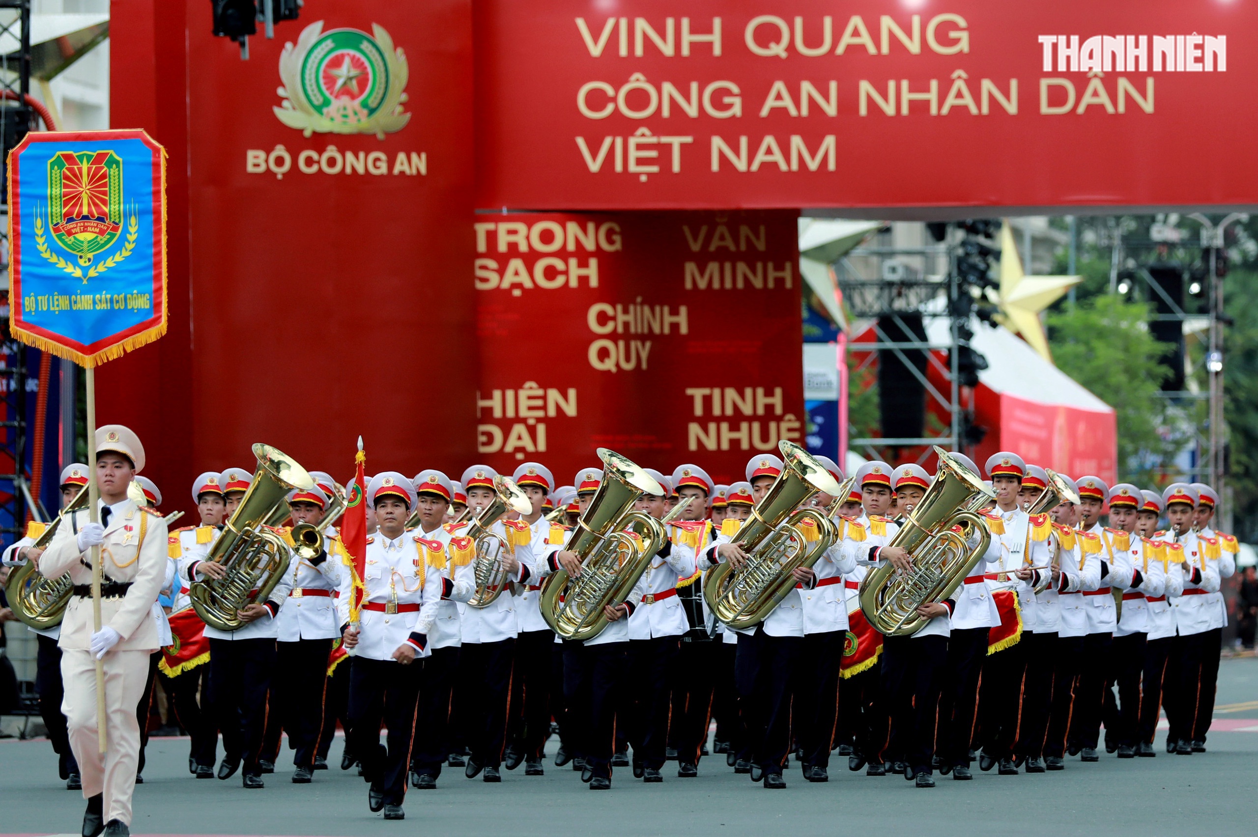 TP.HCM: Nghẹt thở xem nữ cảnh sát biểu diễn kề dao vào cổ kéo ô tô- Ảnh 10. TP.HCM: Nghẹt thở xem nữ cảnh sát biểu diễn kề dao vào cổ kéo ô tô- Ảnh 10.