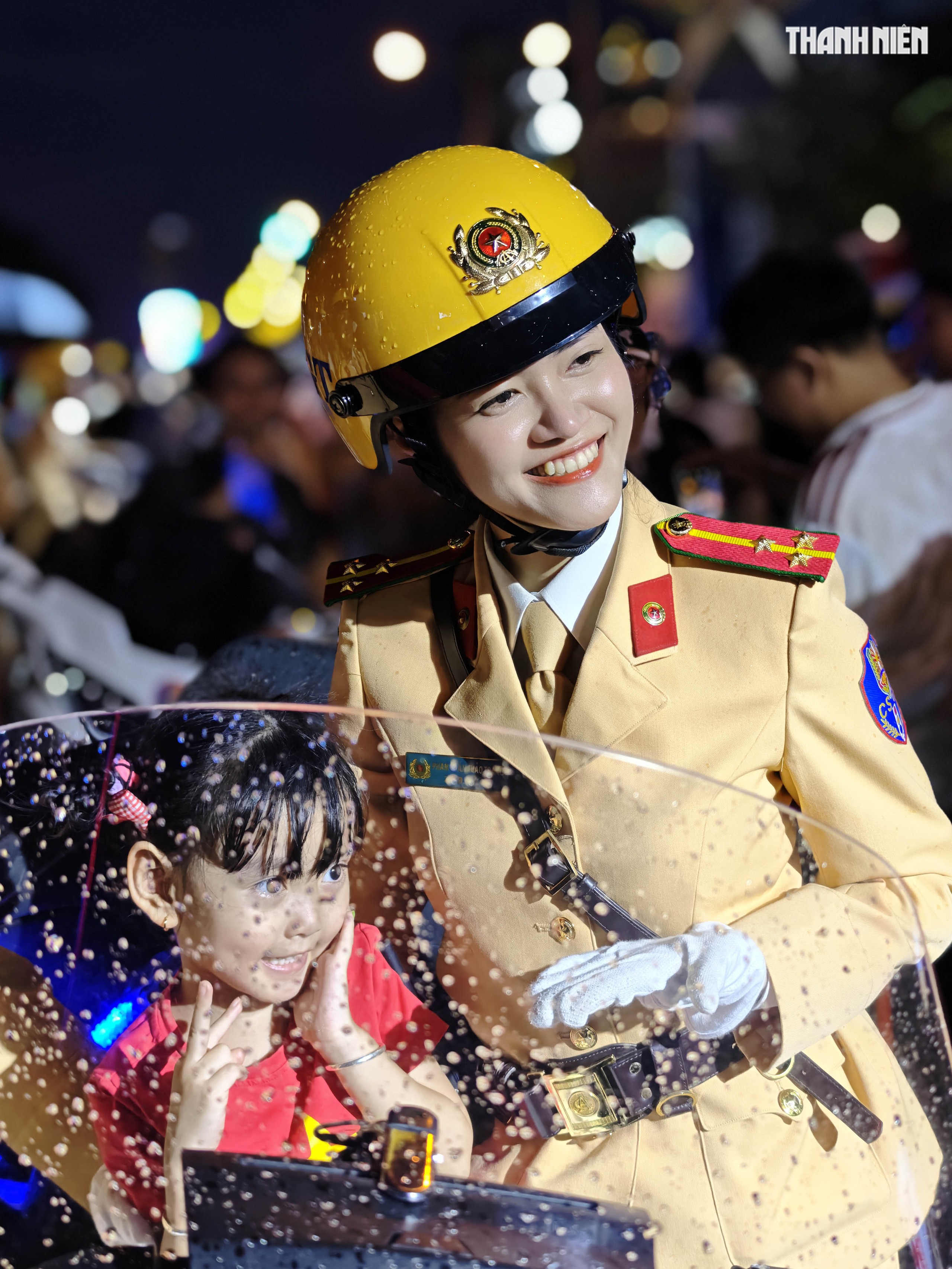 TP.HCM: Nghẹt thở xem nữ cảnh sát biểu diễn kề dao vào cổ kéo ô tô- Ảnh 18. TP.HCM: Nghẹt thở xem nữ cảnh sát biểu diễn kề dao vào cổ kéo ô tô- Ảnh 18.