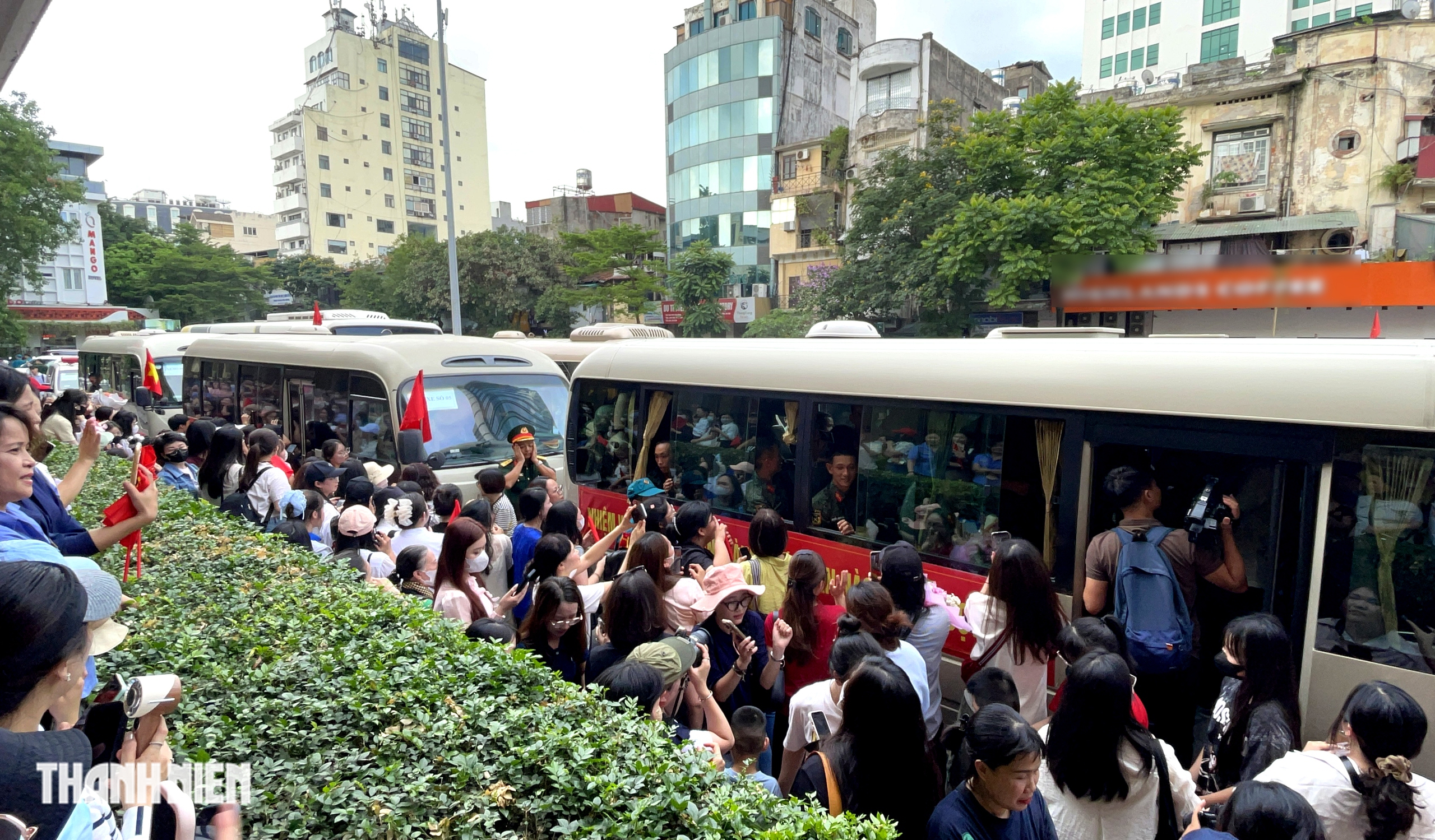 Quân đội bảo vệ, mở đường cho 'nam thần' Lê Hoàng Hiệp rời ga Hà Nội - Ảnh 11.