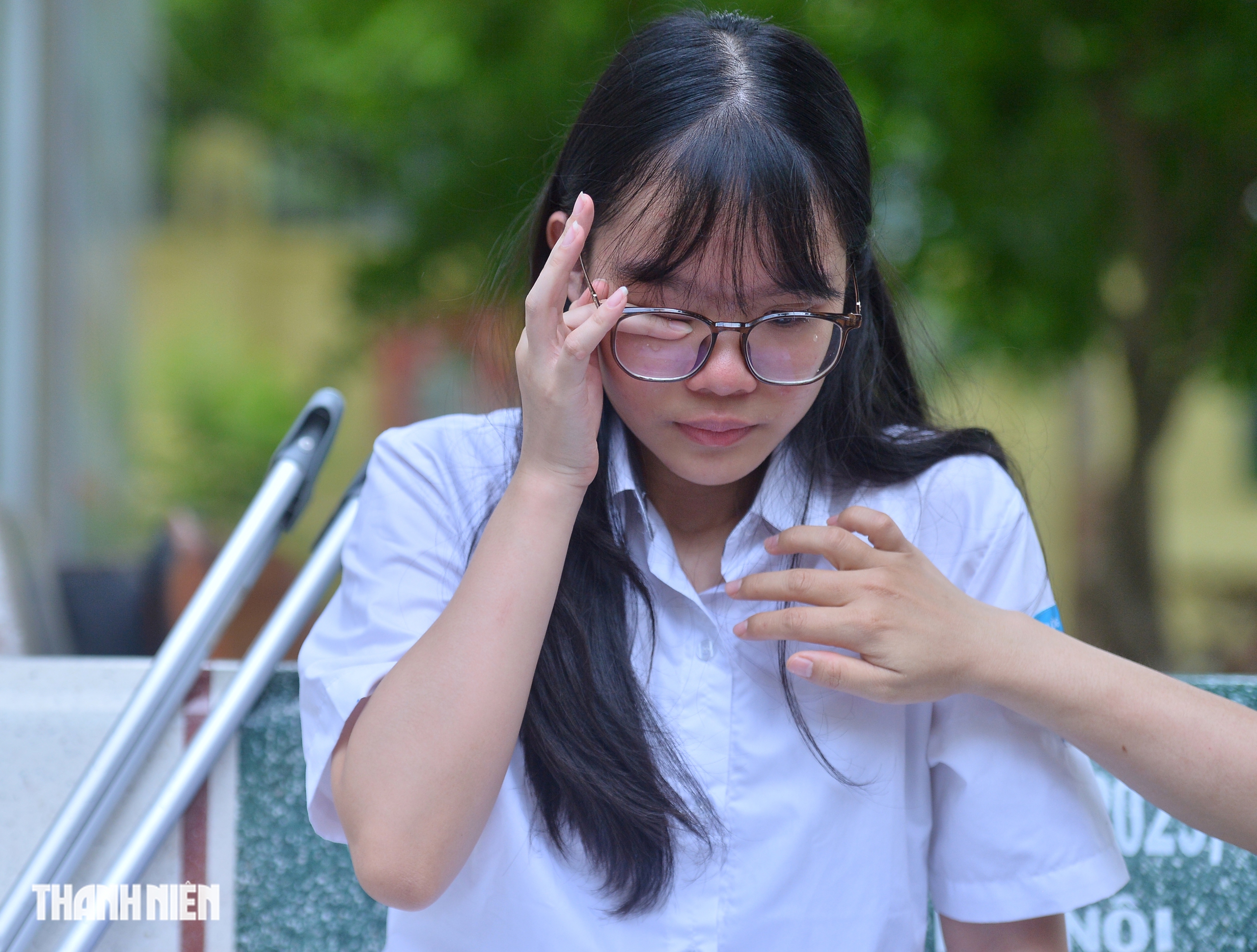 - Ảnh 2. Nữ sinh chống nạng đi thi vào 10 bật mí lời chúc đặc biệt trên phần bột - Ảnh 2.