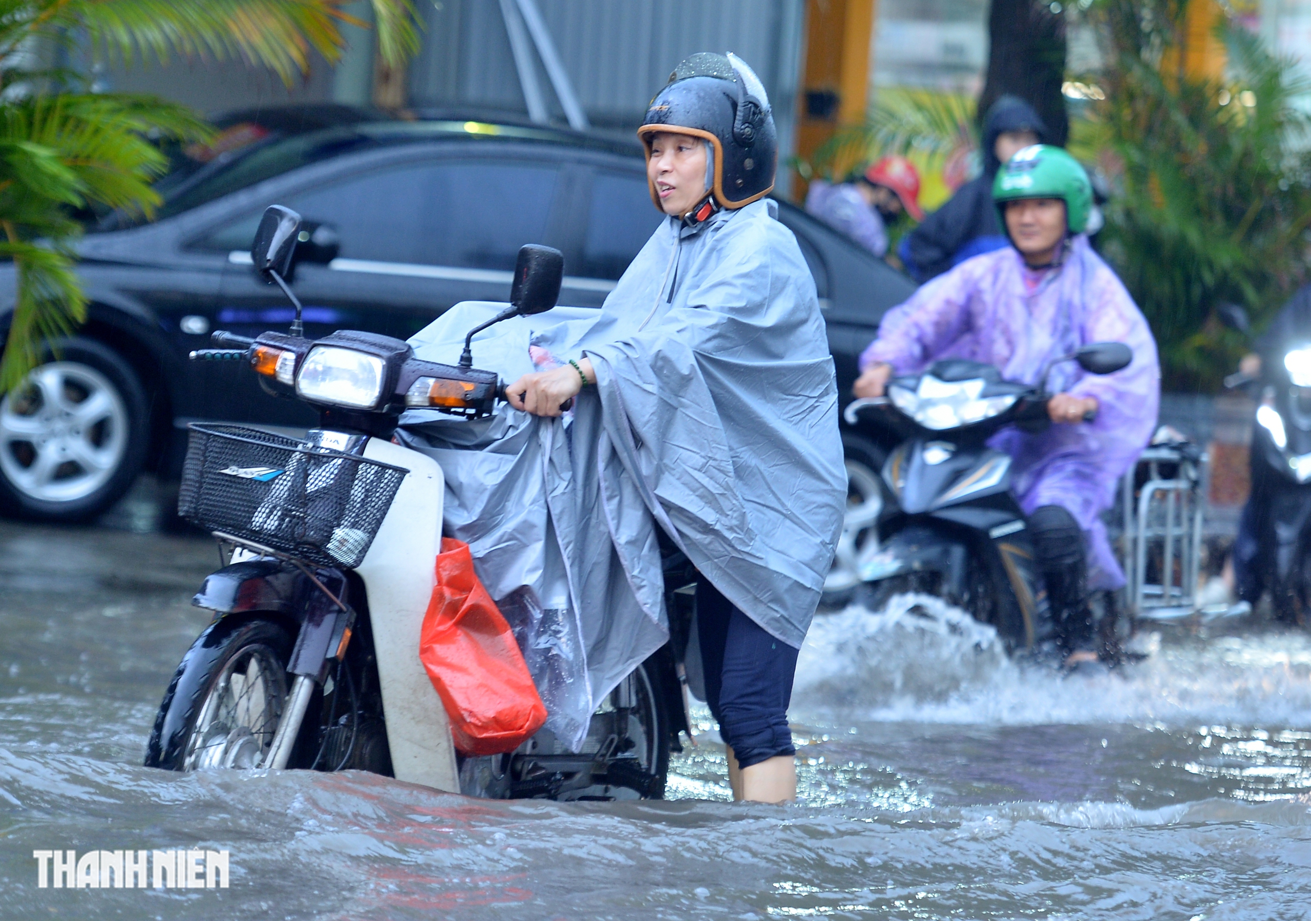Đoạn đường ở Hà Nội ngập sâu sau cơn mưa lớn, xe chết máy la liệt - Ảnh 9.