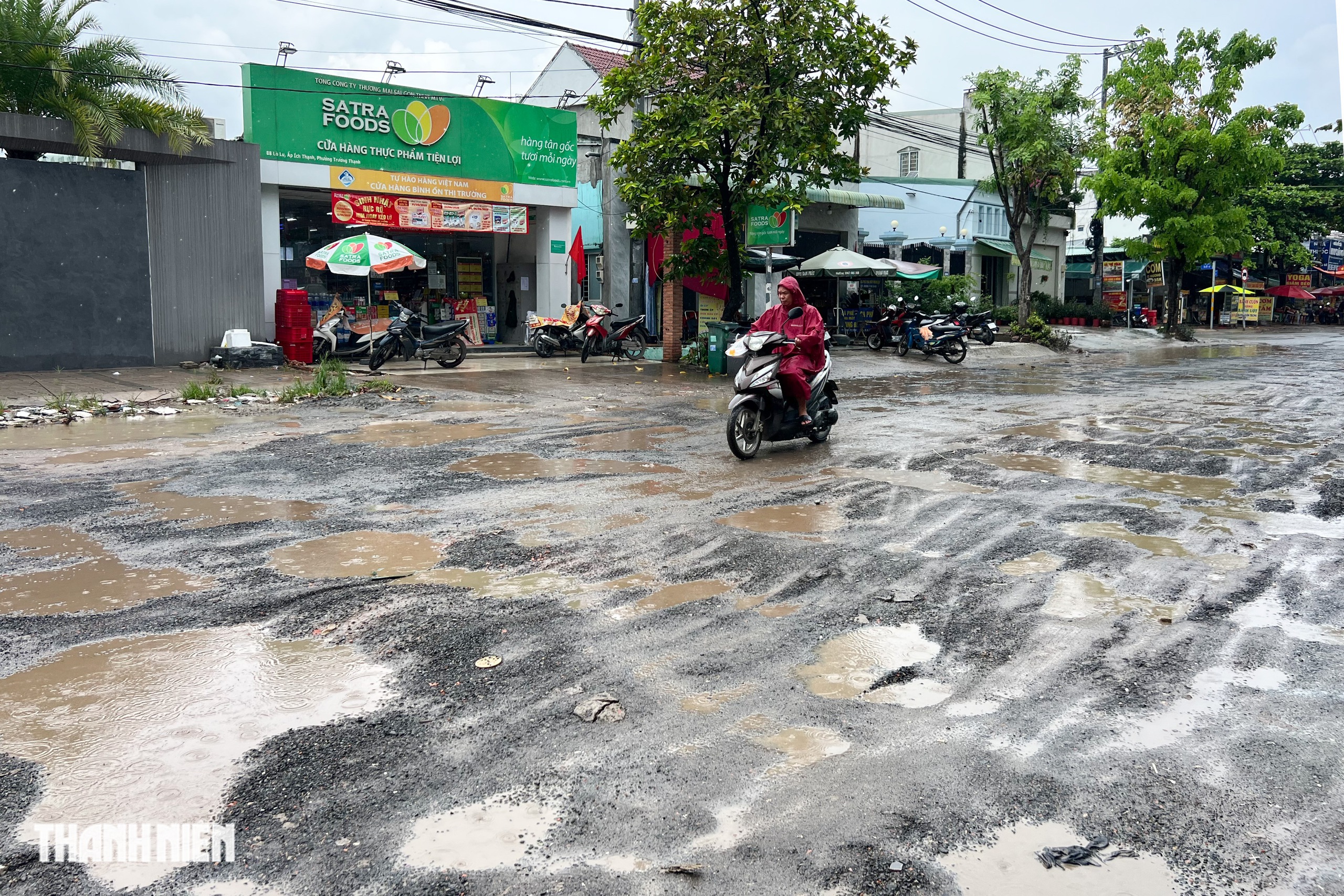 ‘Ma trận hố’ trên đường sau mưa lớn ở TP.Thủ Đức, người dân vượt chướng ngại vật ‘Ma trận hố’ trên đường sau mưa lớn ở TP.Thủ Đức, người dân vượt chướng ngại vật