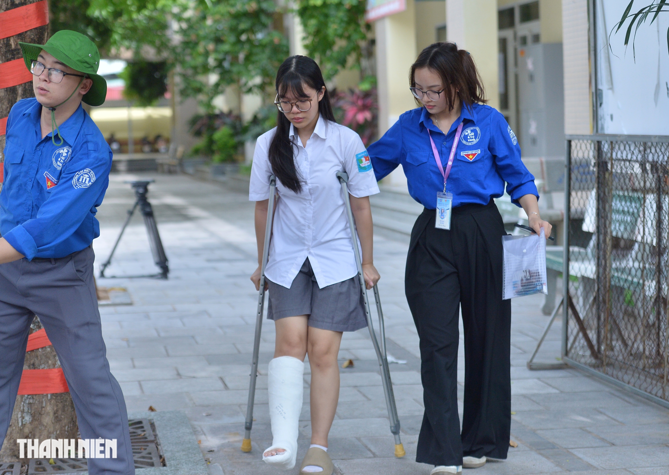 - Ảnh 9. Nữ sinh chống nạng đi thi vào 10 bật mí lời chúc đặc biệt trên phần bột - Ảnh 9.