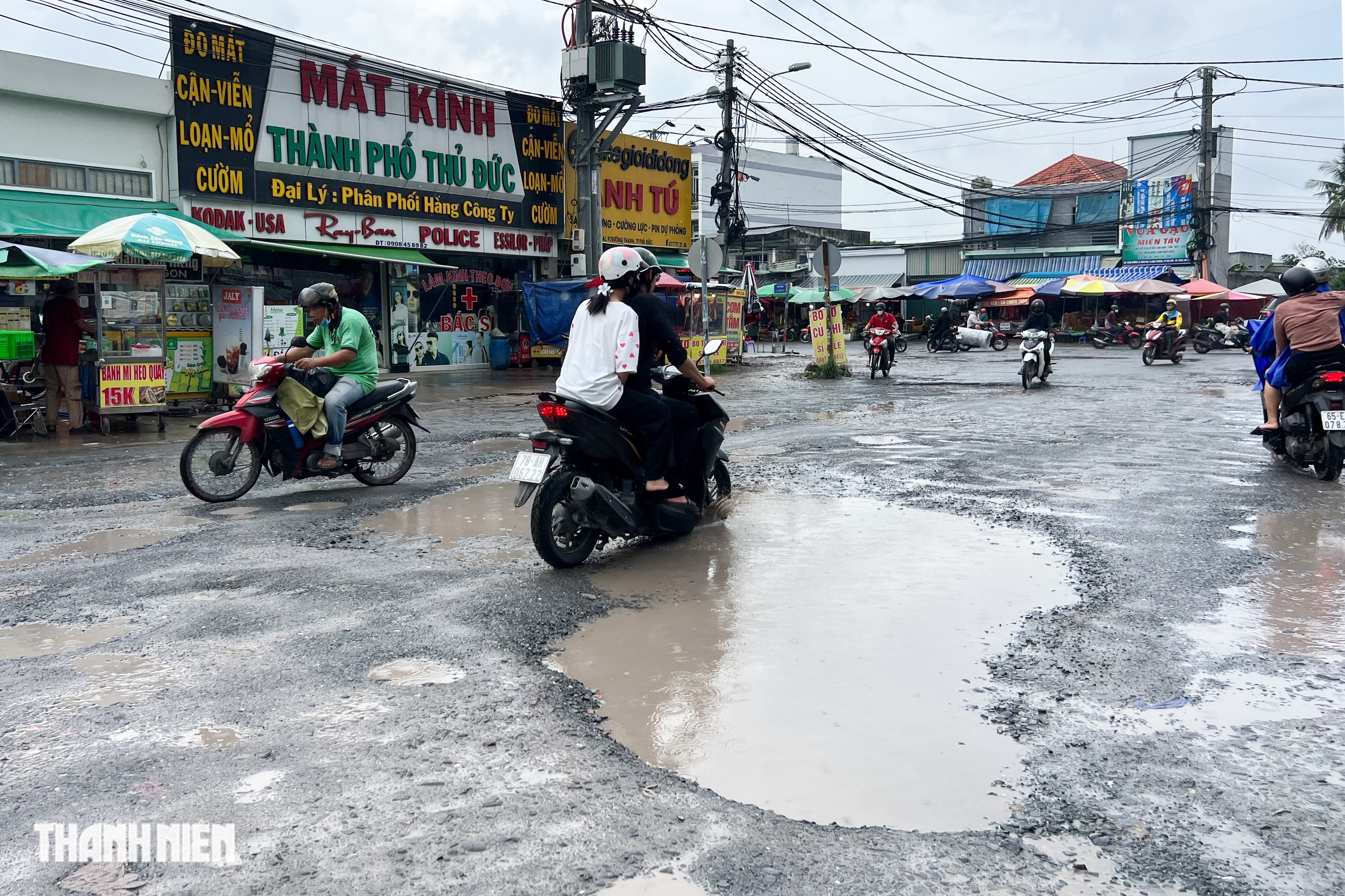 TP.HCM: 'Lạng lách' trong mưa lớn đi qua con đường có... ngàn cái hố - Ảnh 7.