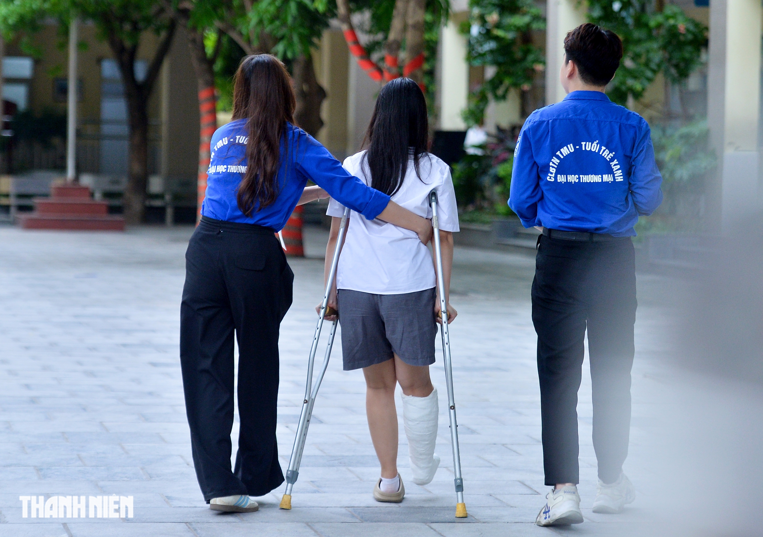 - Ảnh 4. Nữ sinh chống nạng đi thi vào 10 bật mí lời chúc đặc biệt trên phần bột - Ảnh 4.