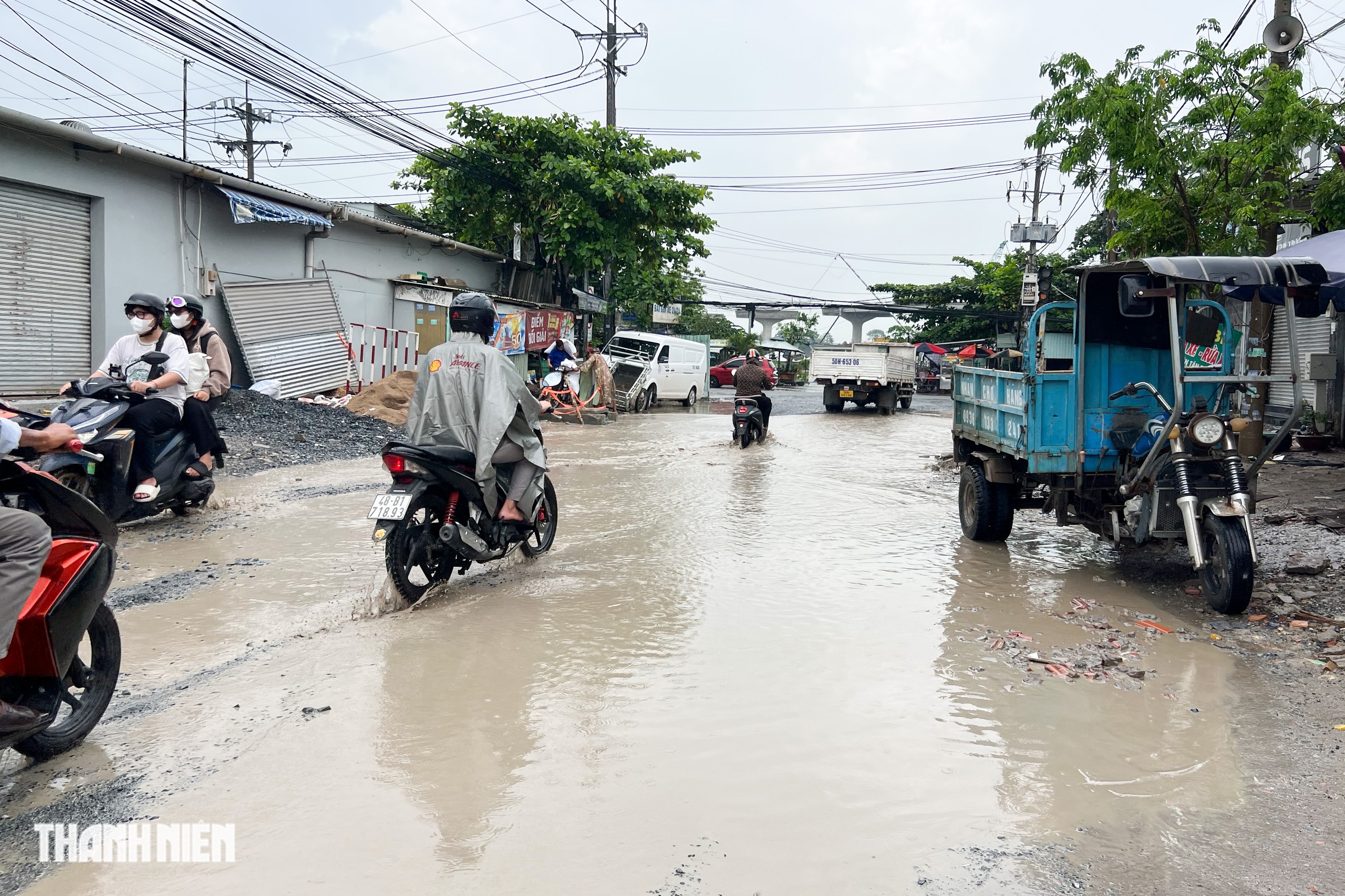 TP.HCM: 'Lạng lách' trong mưa lớn đi qua con đường có... ngàn cái hố - Ảnh 8.