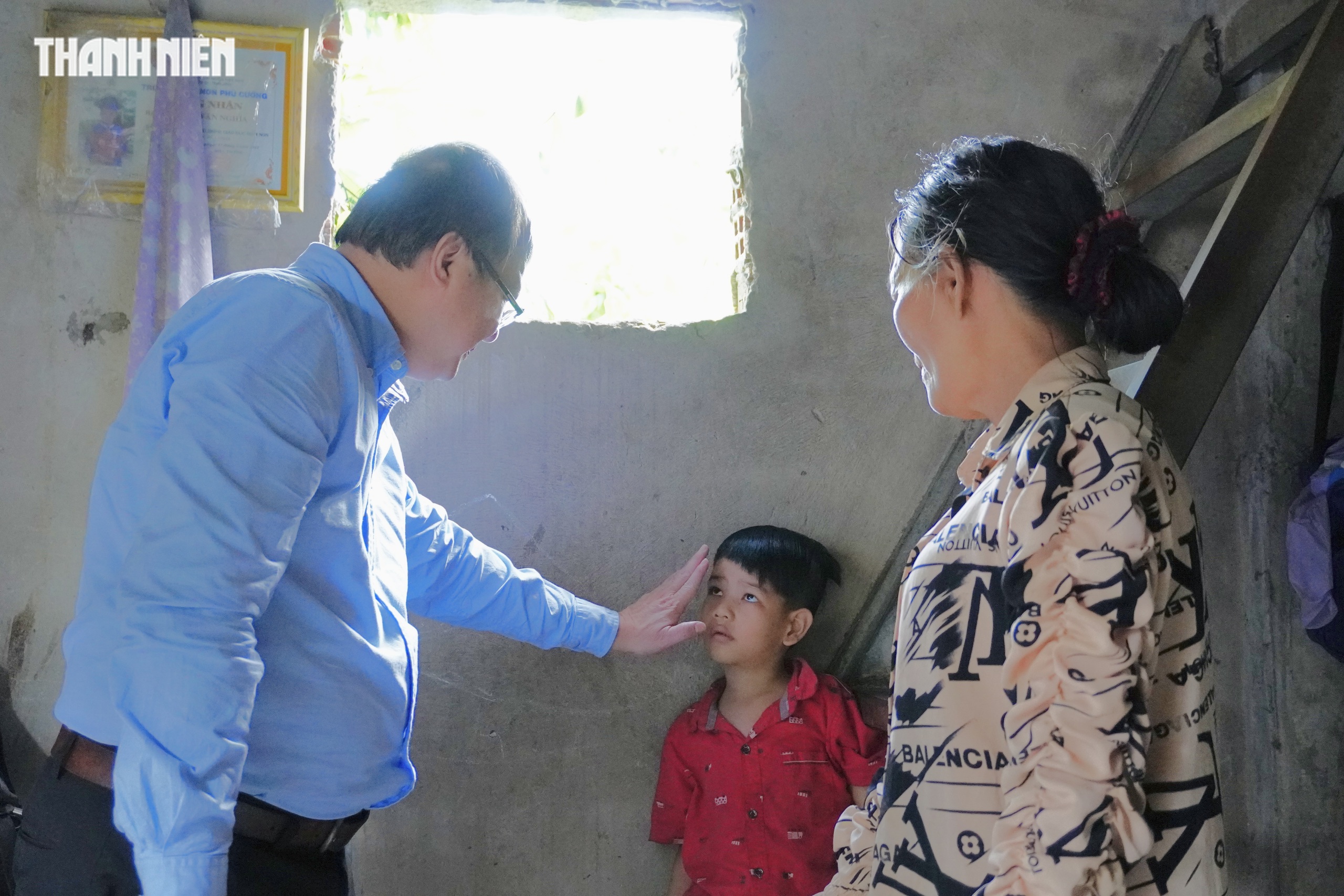 Bệnh viện Mắt TP.HCM tặng xe máy cho ông lão bán vé số 'nuôi 10 miệng ăn'- Ảnh 4. Bệnh viện Mắt TP.HCM tặng xe máy cho ông lão bán vé số 'nuôi 10 miệng ăn'- Ảnh 4.