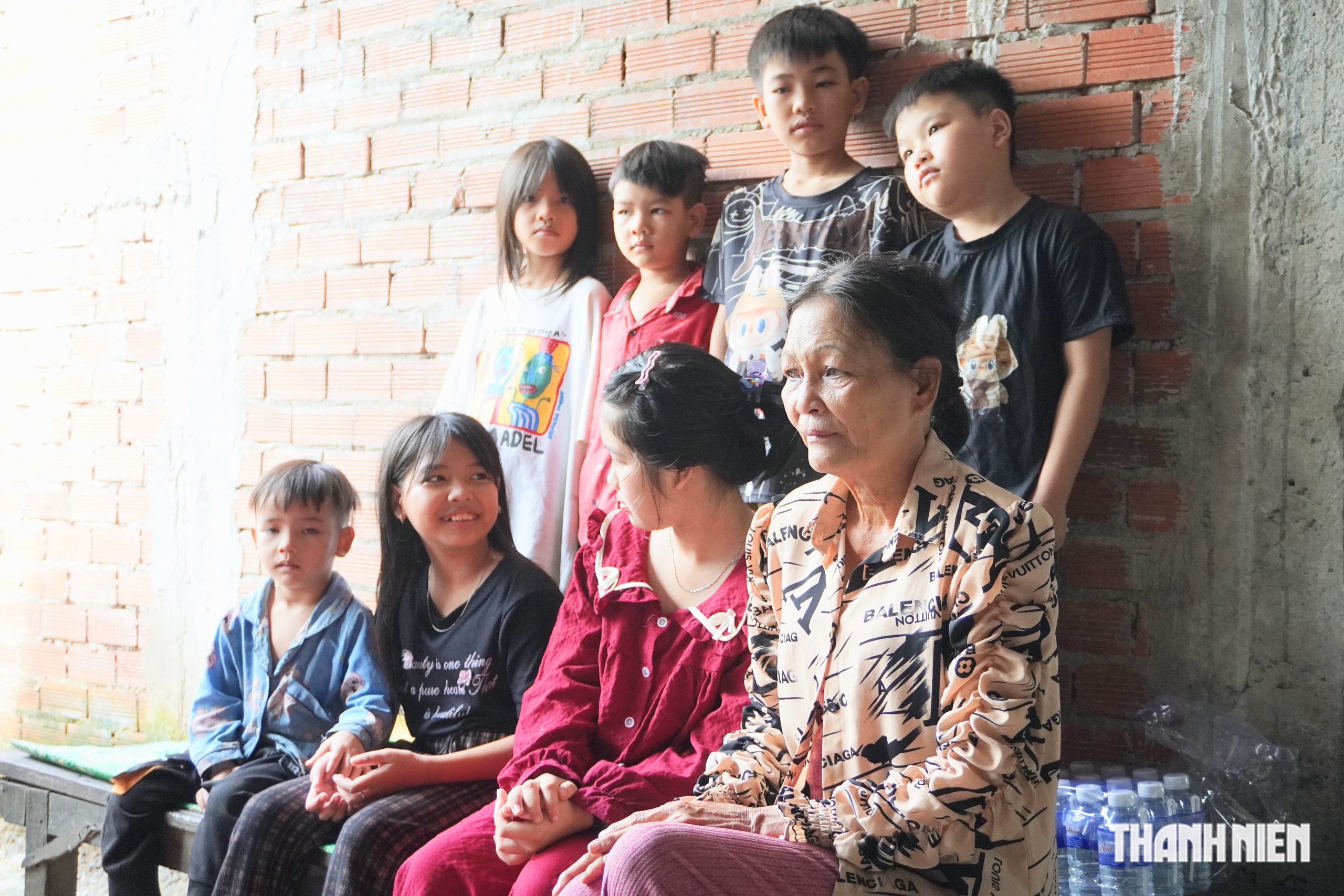 Bệnh viện Mắt TP.HCM tặng xe máy cho ông lão bán vé số 'nuôi 10 miệng ăn'- Ảnh 5. Bệnh viện Mắt TP.HCM tặng xe máy cho ông lão bán vé số 'nuôi 10 miệng ăn'- Ảnh 5.