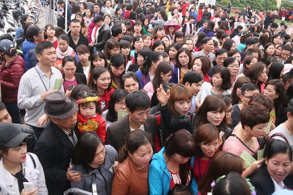 Tranh cướp vé tại lễ hội hoa hồng ở Hà Nội - Ảnh 1.