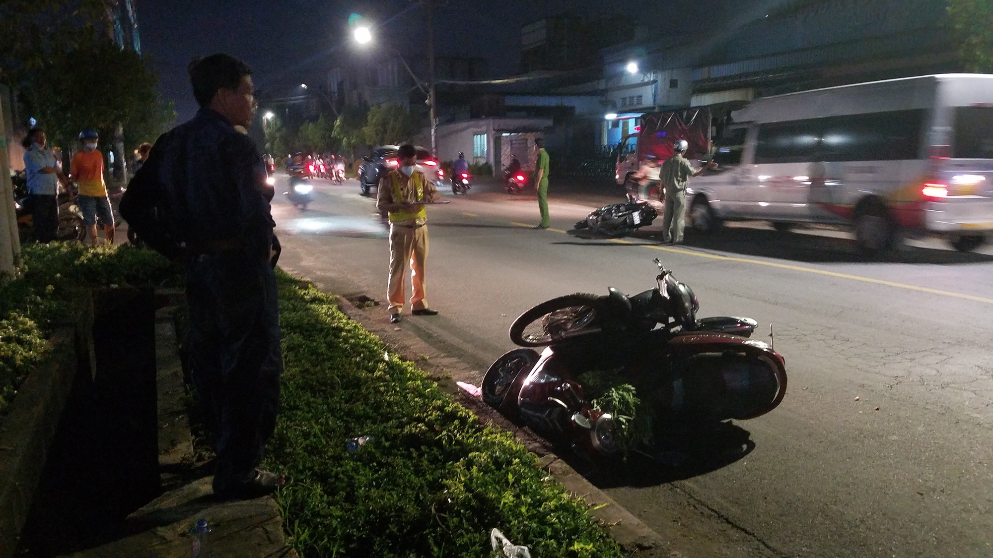 TP.HCM: Tai nạn xe máy, nhiều người thương vong - Ảnh 1.