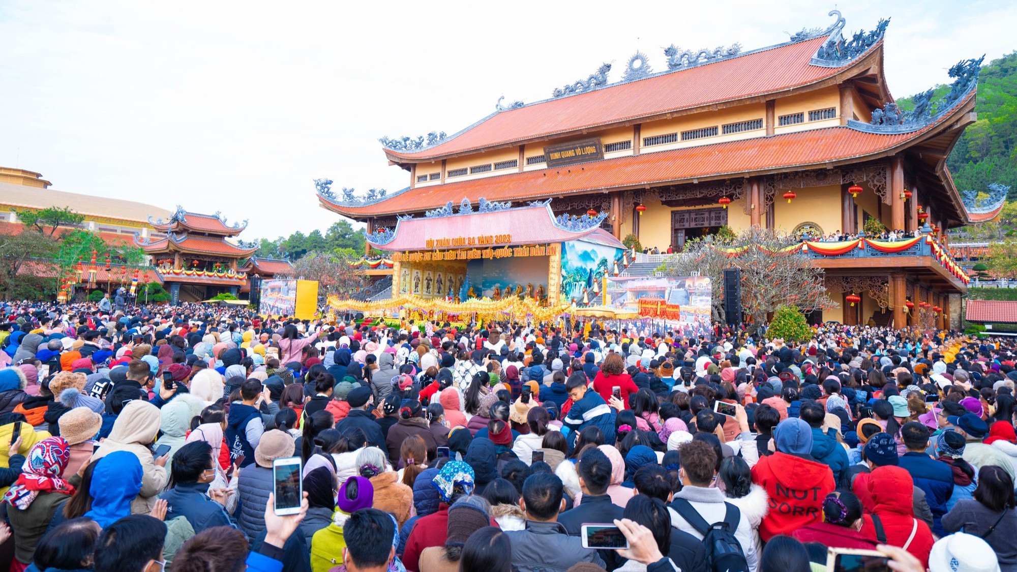 Đông đảo người dân, phật tới dự khai hội chùa Ba Vàng