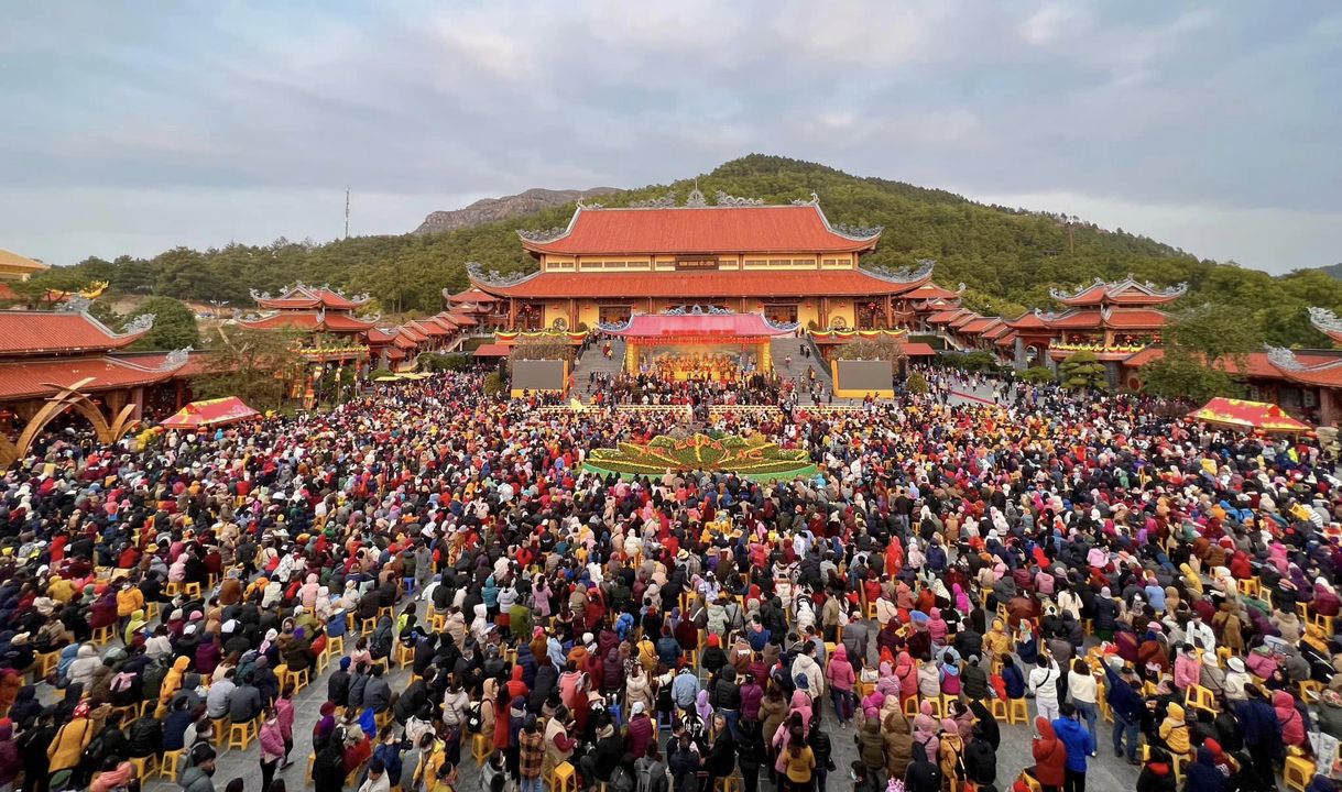 Hàng vạn người dự khai hội chùa Ba Vàng