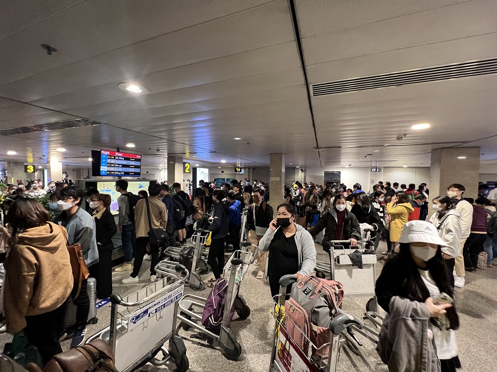 Chật ních người chờ cả tiếng lấy hành lý tại sân bay Tân Sơn Nhất lúc nửa đêm - Ảnh 2.