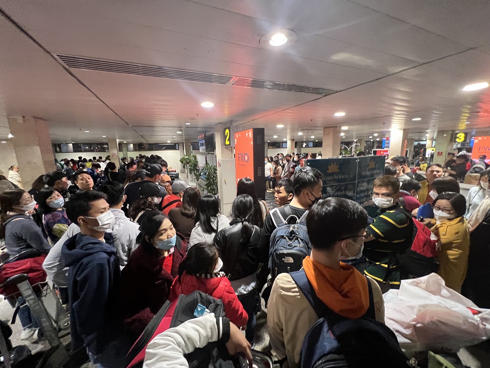 Chật ních người chờ cả tiếng lấy hành lý tại sân bay Tân Sơn Nhất lúc nửa đêm - Ảnh 1.