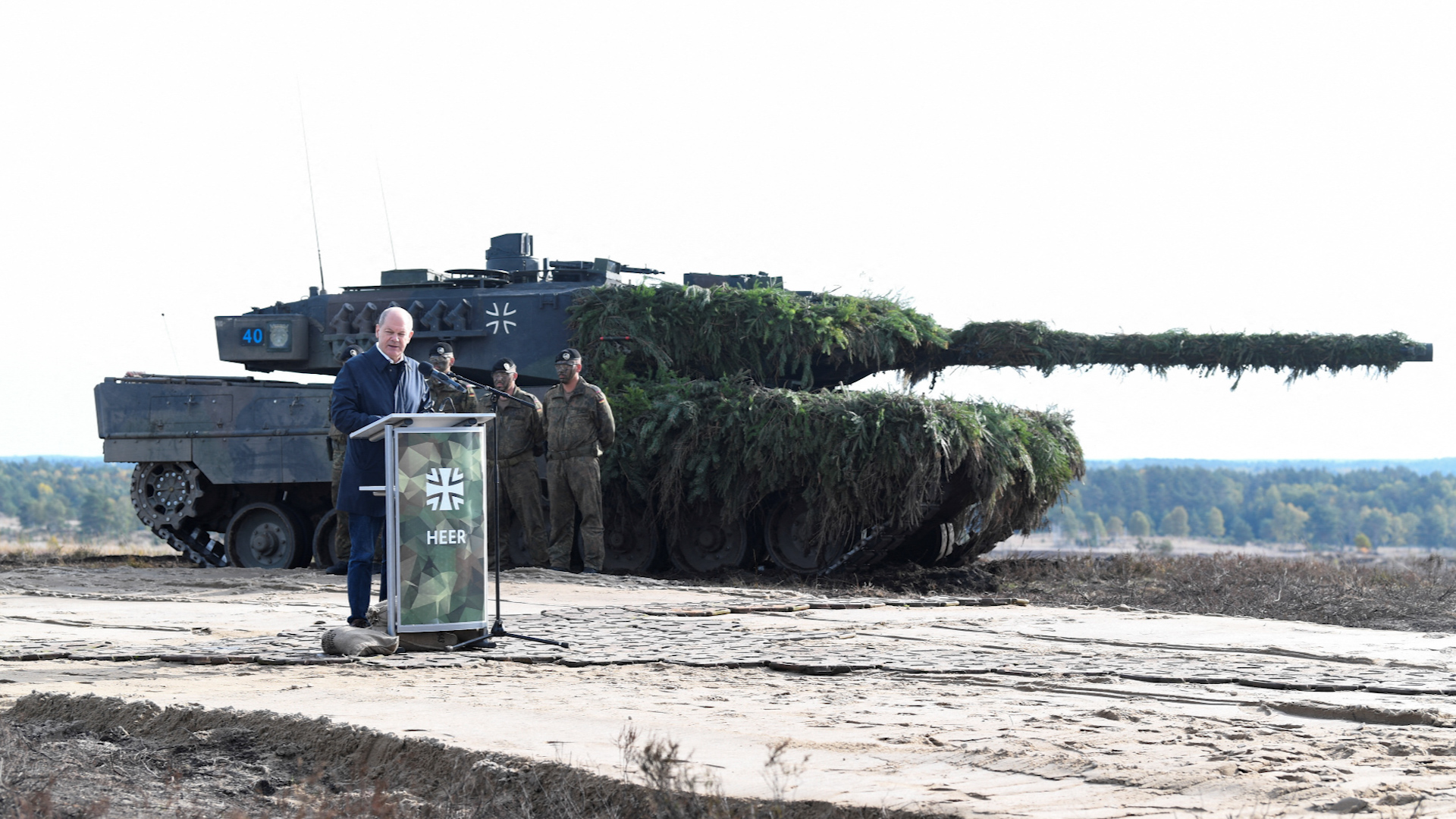 Mỹ đưa xe tăng cho Ukraine để ‘yểm trợ’ thủ tướng Đức - Ảnh 1.