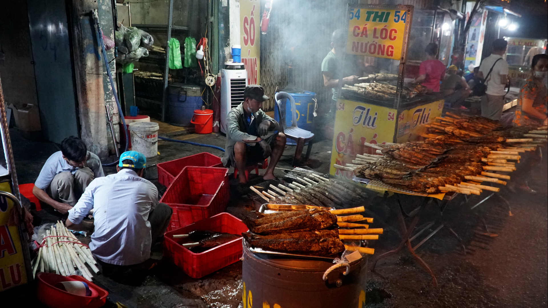 Huy động họ hang thức xuyên đêm nướng cả ngàn con cá lóc phục vụ ngày vía thần tài - Ảnh 1.