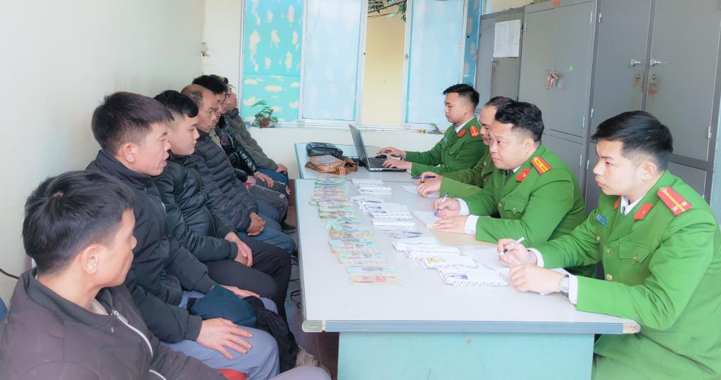 Quảng Ninh: Bắt 7 con bạc, thu giữ hơn 200 triệu đồng - Ảnh 1.