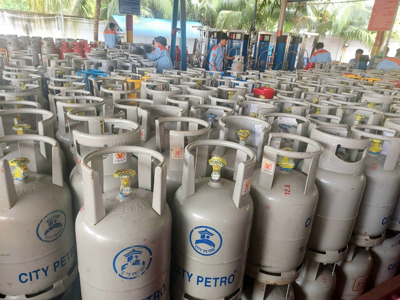 Giá Gas Tăng 'Sốc', Thêm 63.000 Đồng/Bình 12 Kg