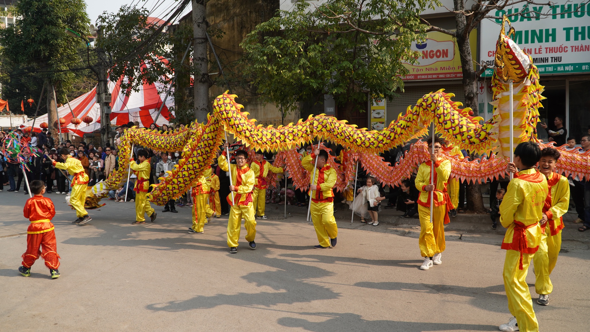 Trai tân làng Triều Khúc mặc váy, má phấn môi son nhảy điệu đánh bồng - Ảnh 2.