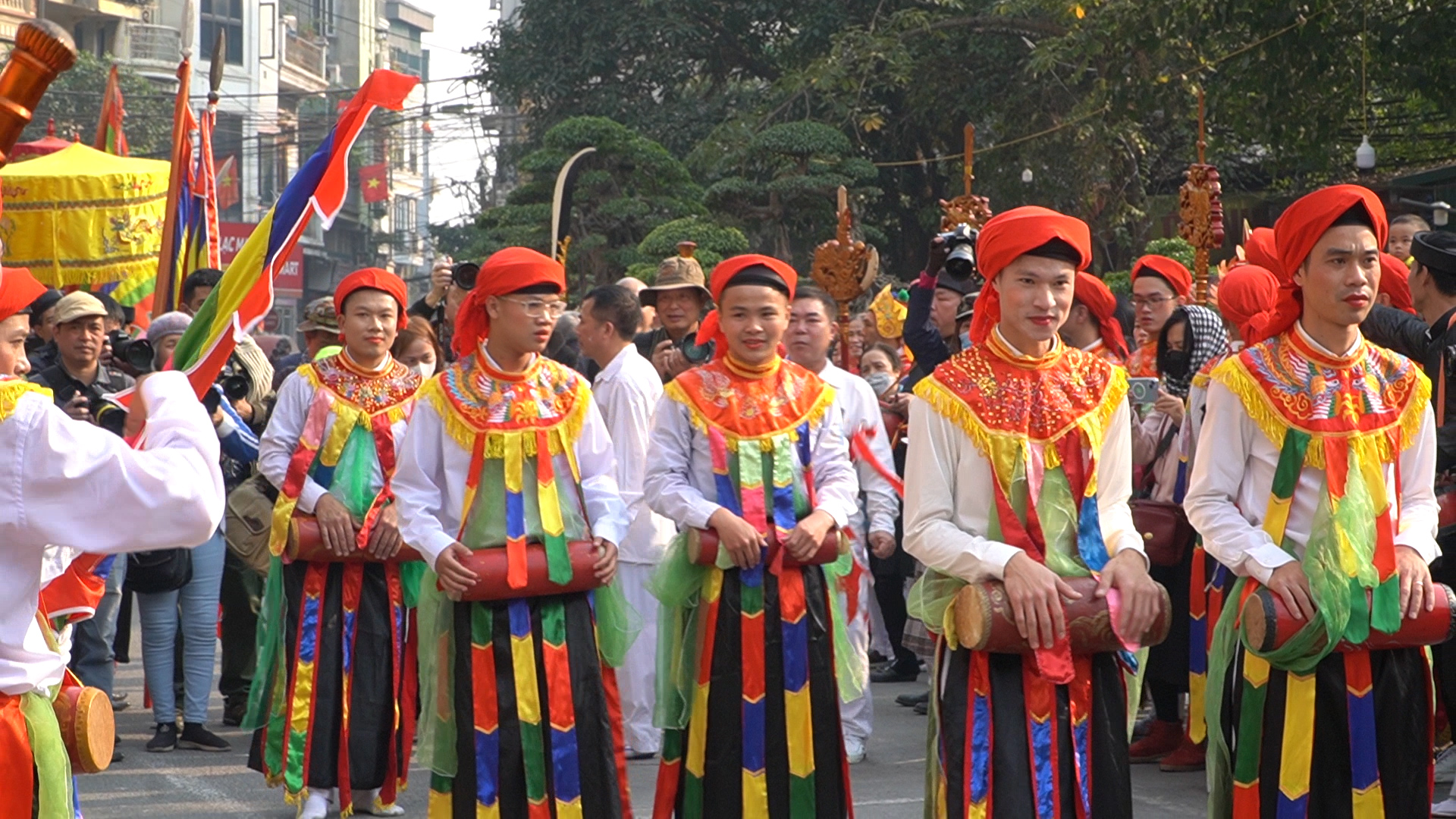 Trai tân làng Triều Khúc mặc váy, má phấn môi son nhảy điệu đánh bồng - Ảnh 1.