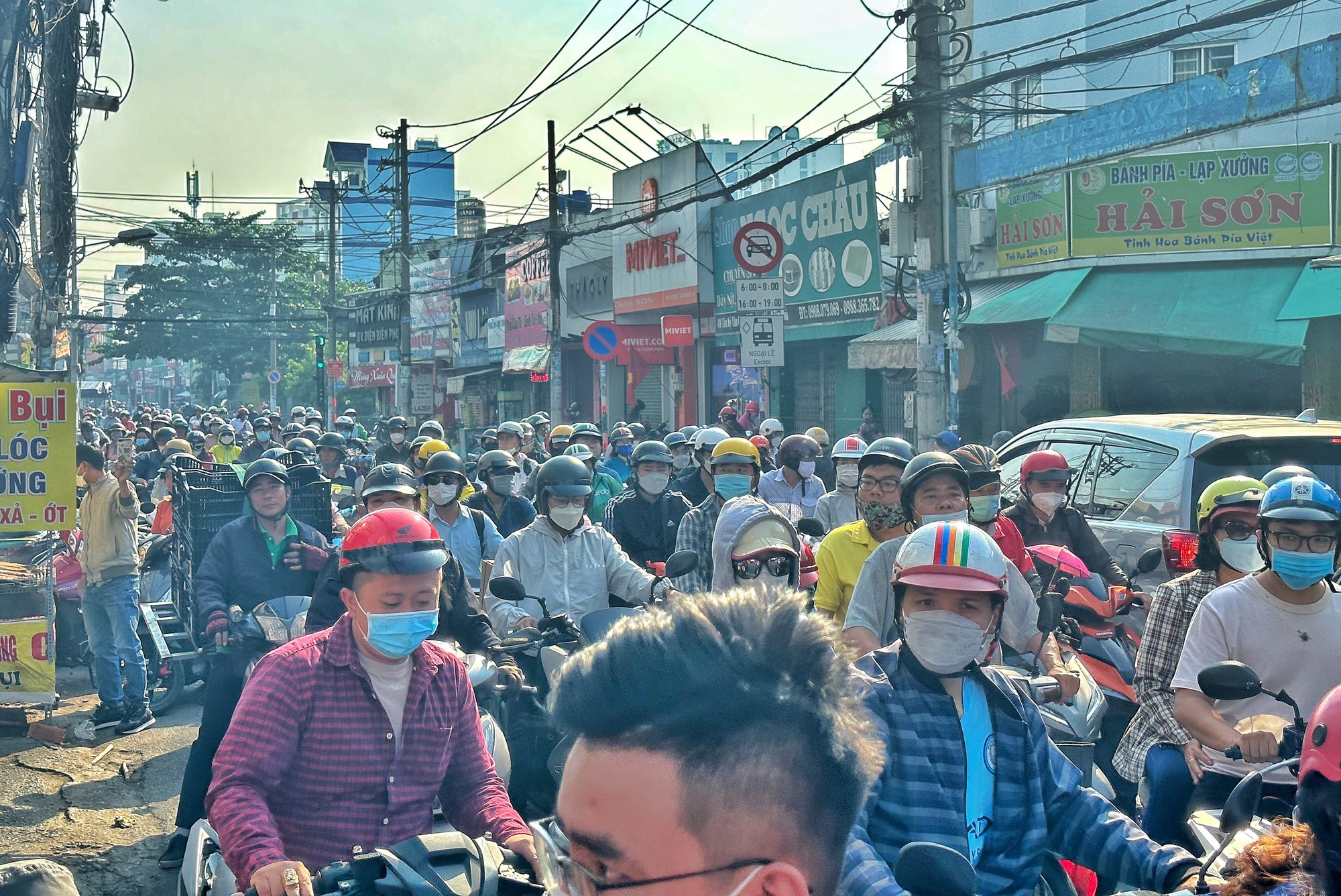 Hàng tấn cá lóc nướng bán ngày vía Thần Tài, người dân TP.HCM ùn ùn đi mua  - Ảnh 1.