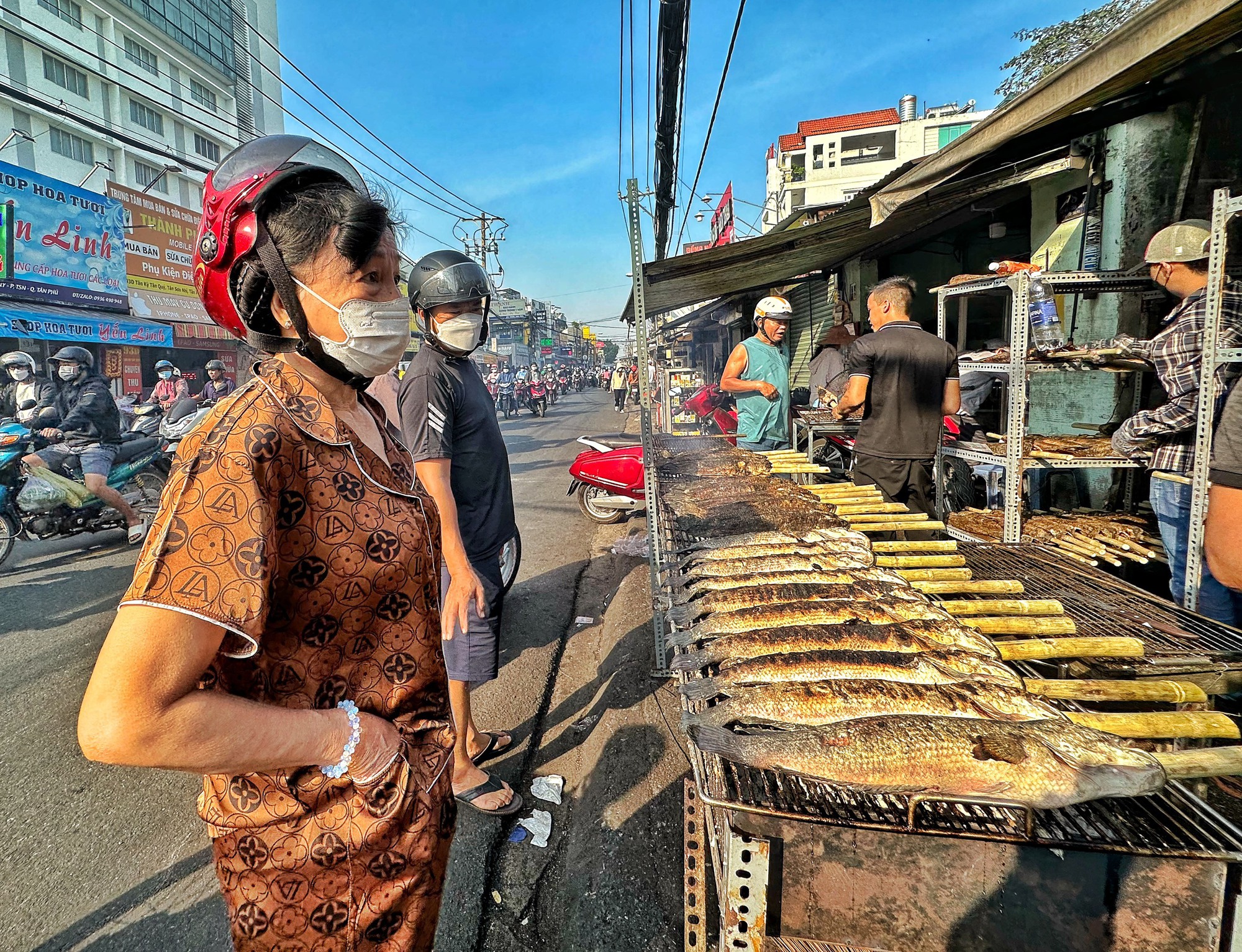 Hàng tấn cá lóc nướng bán ngày vía Thần Tài, người dân TP.HCM ùn ùn đi mua  - Ảnh 12.