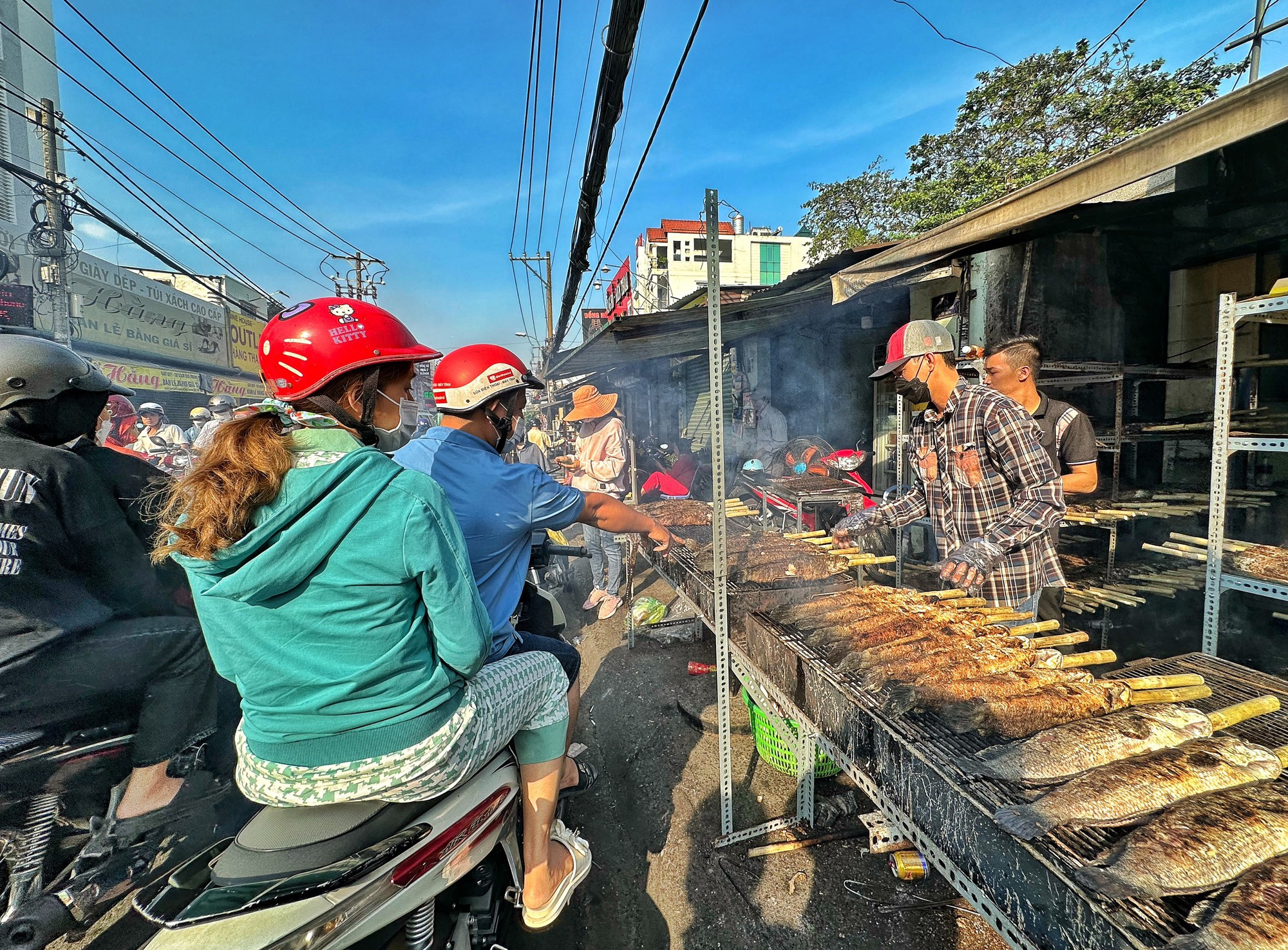 Hàng tấn cá lóc nướng bán ngày vía Thần Tài, người dân TP.HCM ùn ùn đi mua  - Ảnh 9.