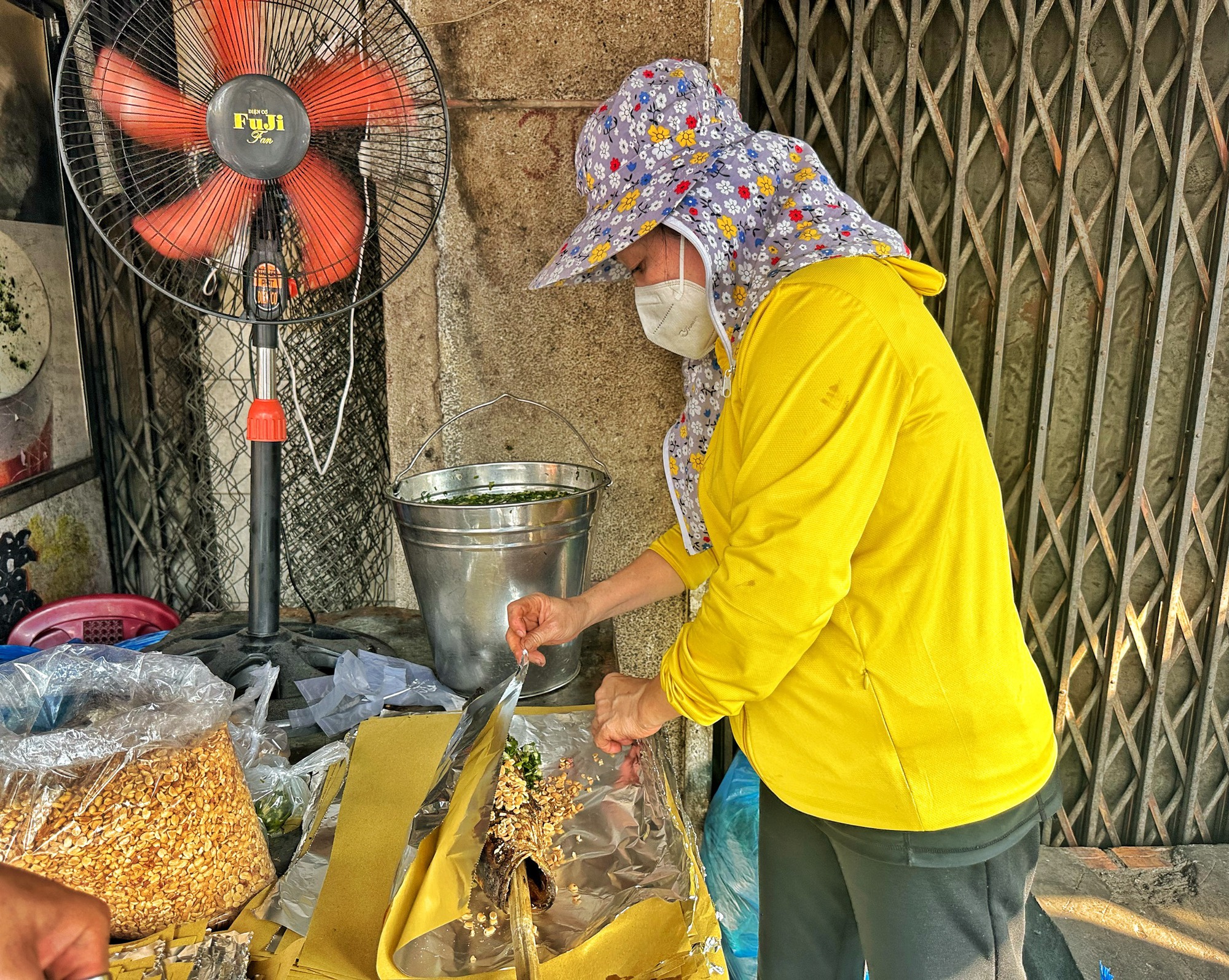 Hàng tấn cá lóc nướng bán ngày vía Thần Tài, người dân TP.HCM ùn ùn đi mua  - Ảnh 8.