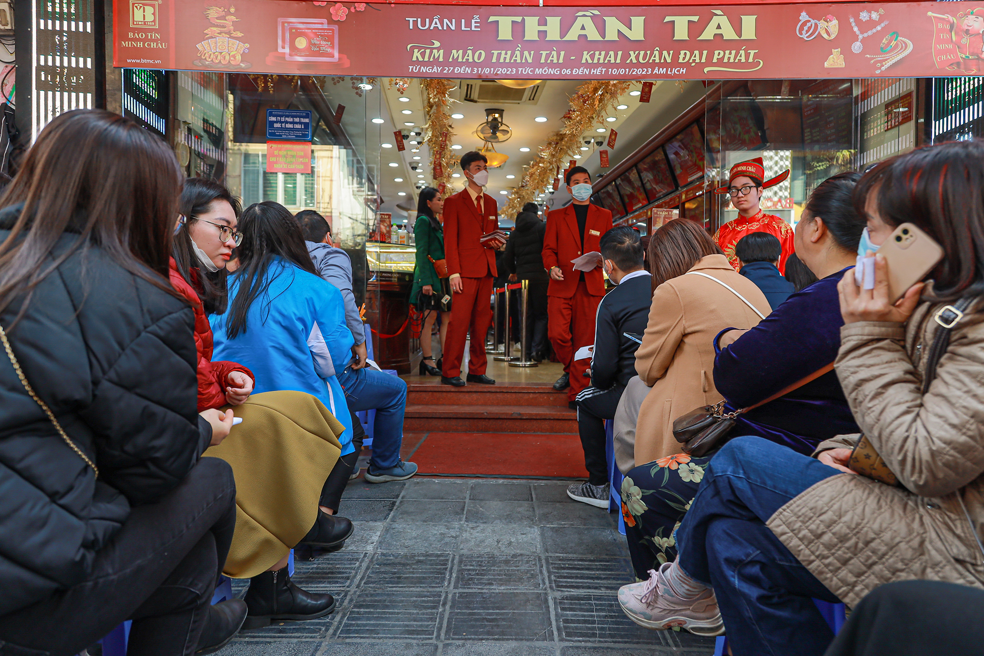 Nhiều cửa hàng vàng 'thất thủ' trong ngày vía Thần Tài - Ảnh 3.