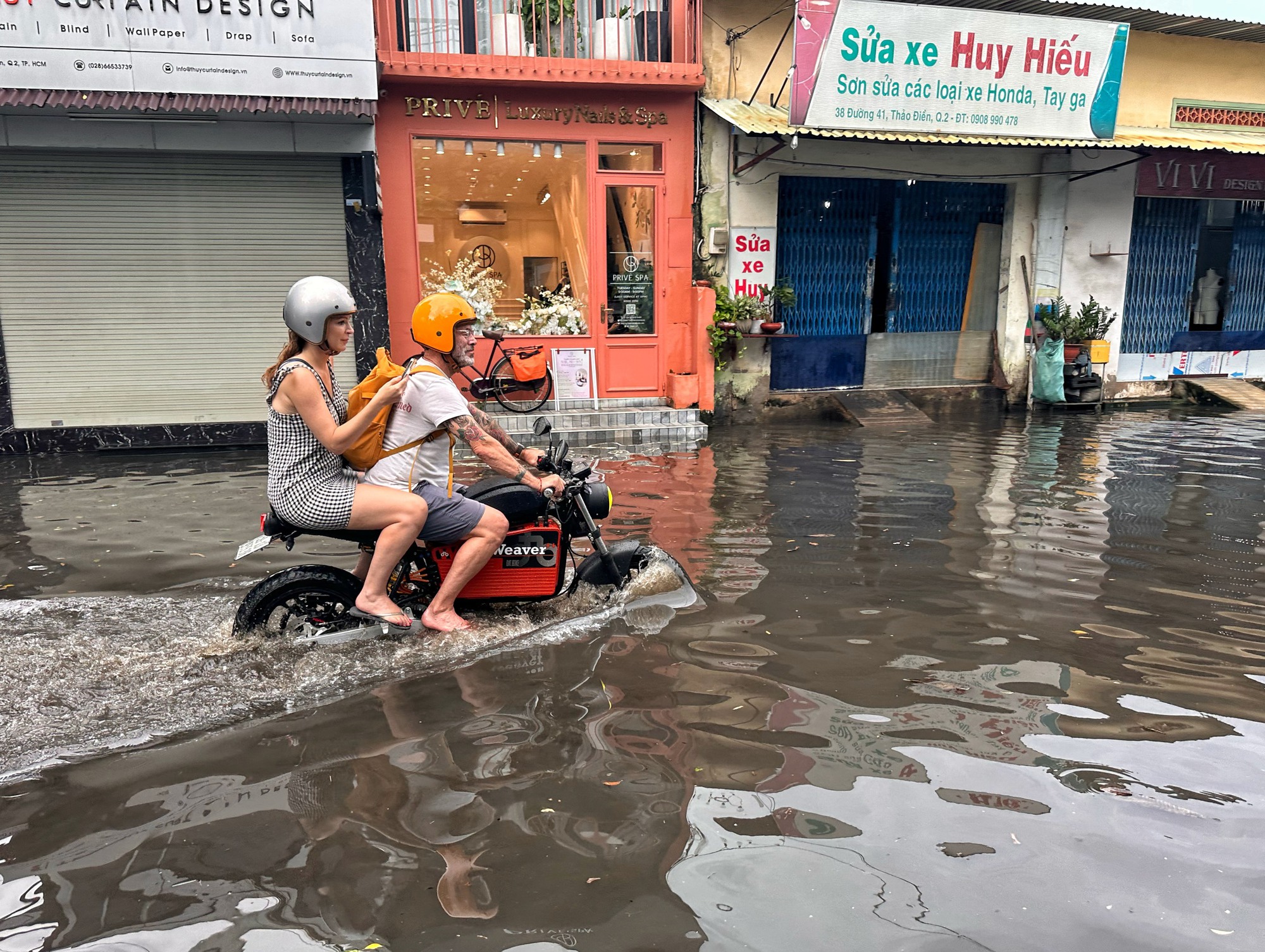 Mưa cực to, 'phố nhà giàu' TP.HCM mênh mông biển nước: Người xe bì bõm lội nước - Ảnh 6.