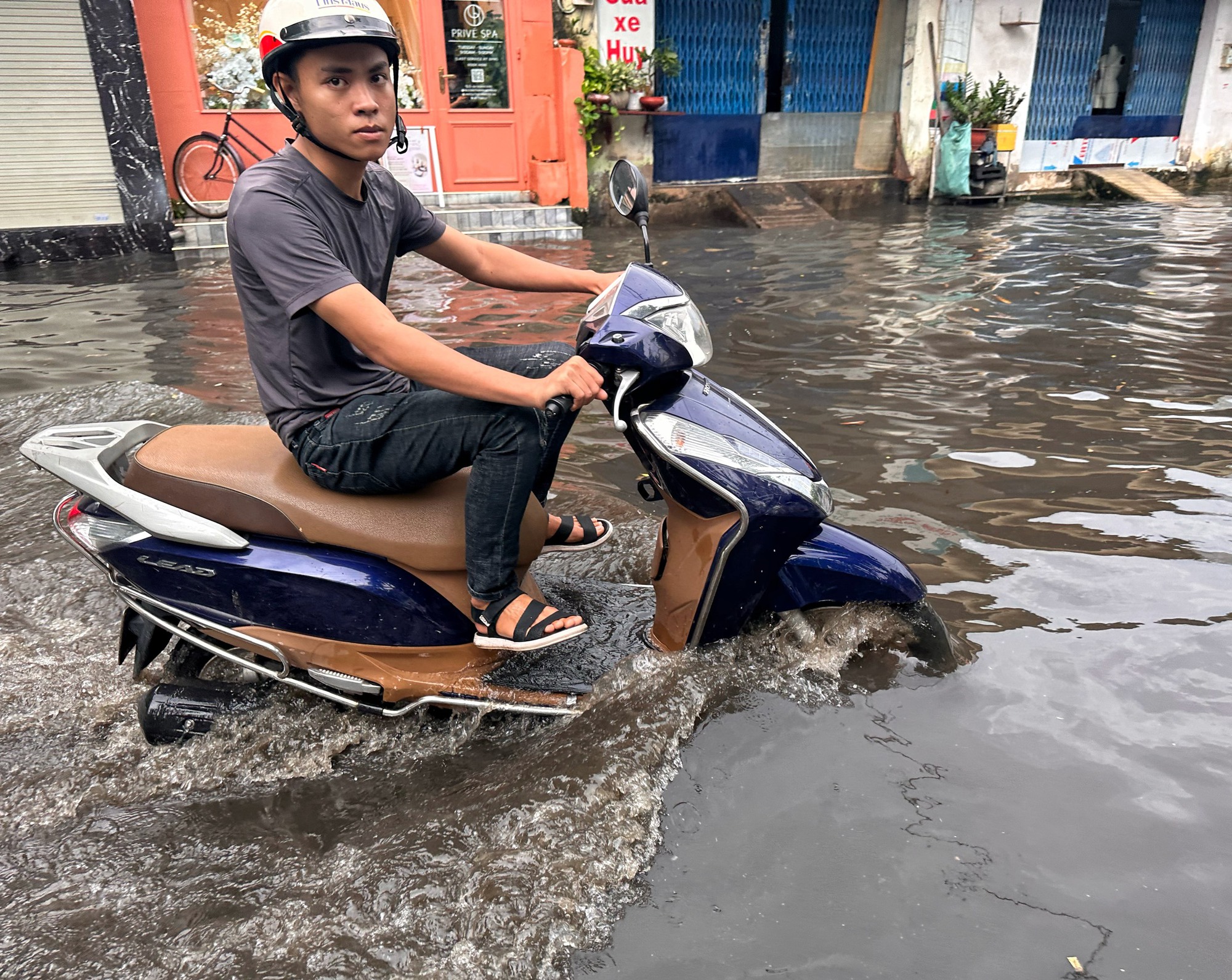 Mưa cực to, 'phố nhà giàu' TP.HCM mênh mông biển nước: Người xe bì bõm lội nước - Ảnh 8.