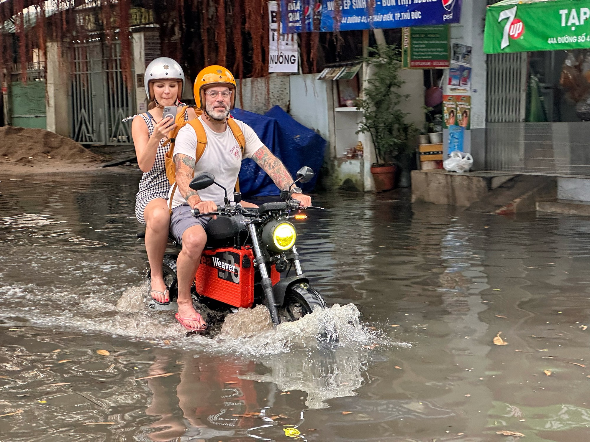 Mưa cực to, 'phố nhà giàu' TP.HCM mênh mông biển nước: Người xe bì bõm lội nước - Ảnh 7.