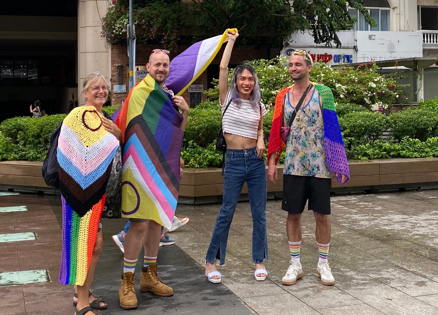 Đông nghẹt người ra phố đi bộ Nguyễn Huệ: Rực rỡ cờ lục sắc cộng đồng LGBT - Ảnh 4.