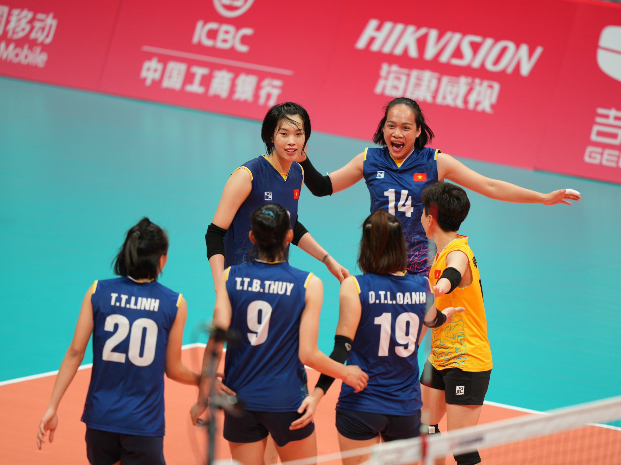 ASIAD 19: HLV Nguyễn Tuấn Kiệt dùng chiêu độc, bóng chuyền nữ Việt Nam thắng ngược Hàn Quốc - Ảnh 1.