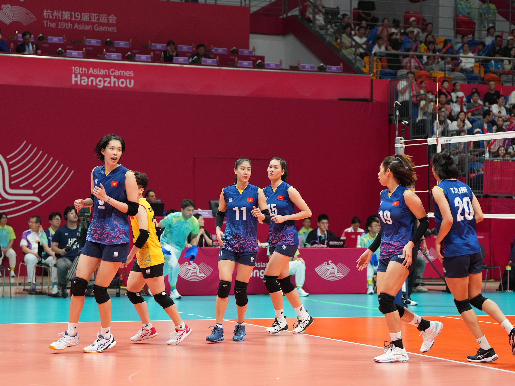 ASIAD 19: Đội tuyển bóng chuyền nữ Việt Nam thắng ngược ngoạn mục trước Hàn Quốc - Ảnh 8.