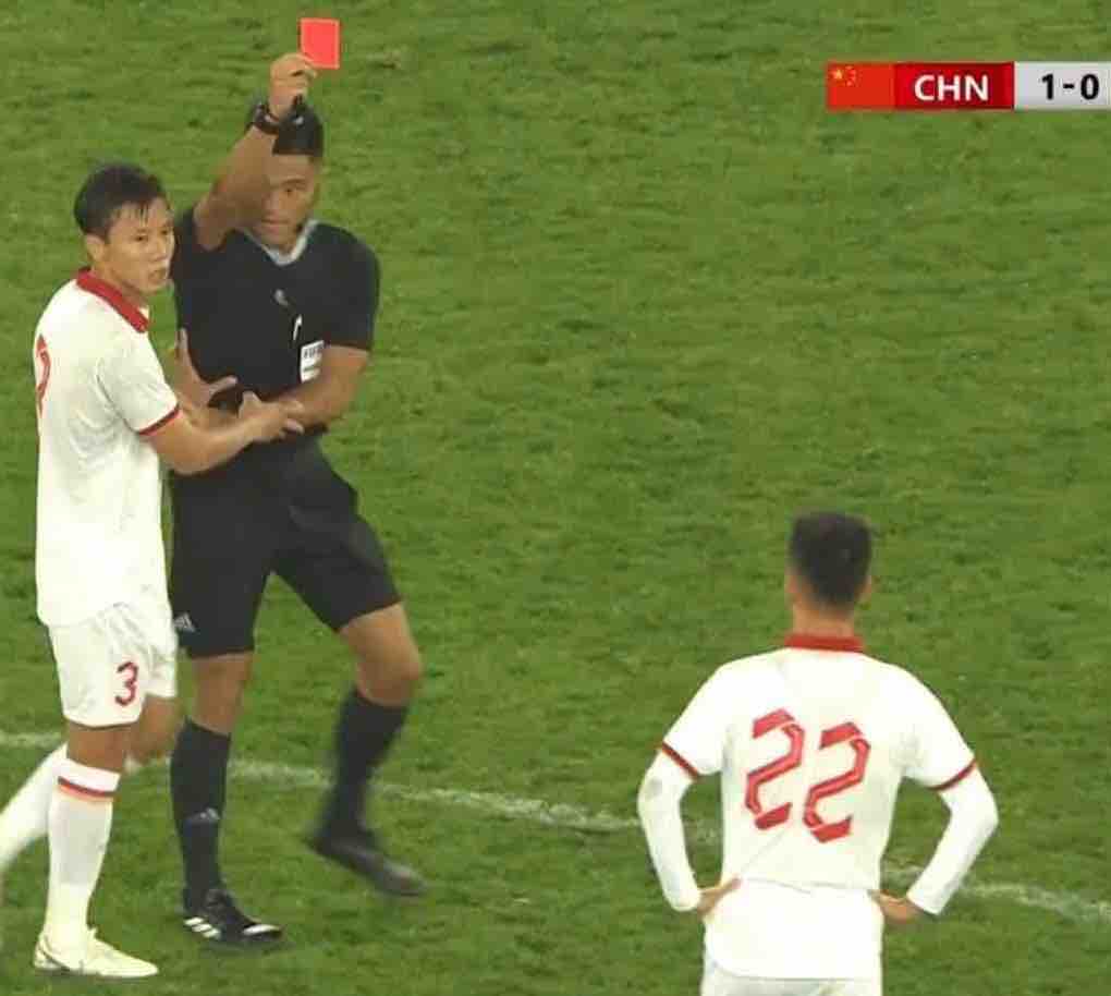 Tiến Linh nhận thẻ đỏ trực tiếp trong trận gặp đội tuyển Trung Quốc