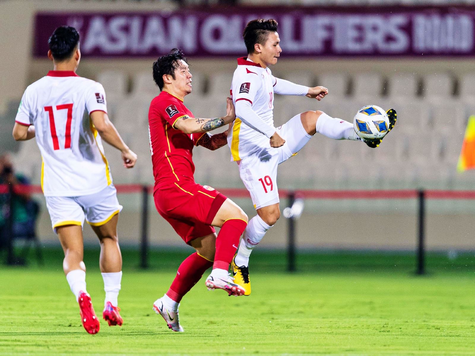 Giao hữu, đội tuyển Việt Nam 0-0 Trung Quốc: Trận đấu bước ngoặt của ông Troussier - Ảnh 2.
