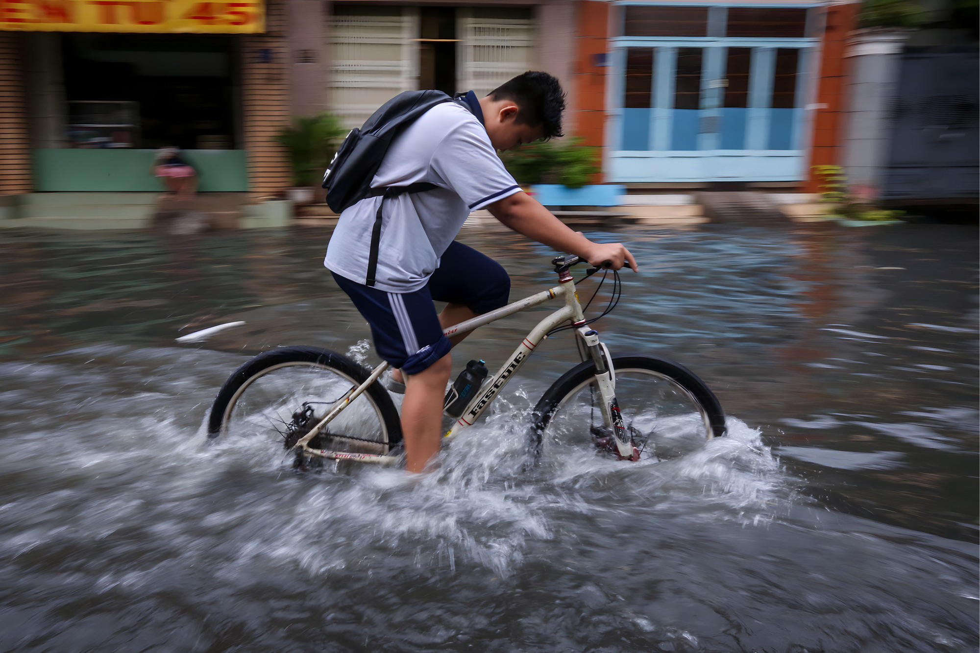 TP.HCM có mưa cực to: Nước ngập quá bánh xe, người dân chật vật giữa 'biển nước' - Ảnh 13.