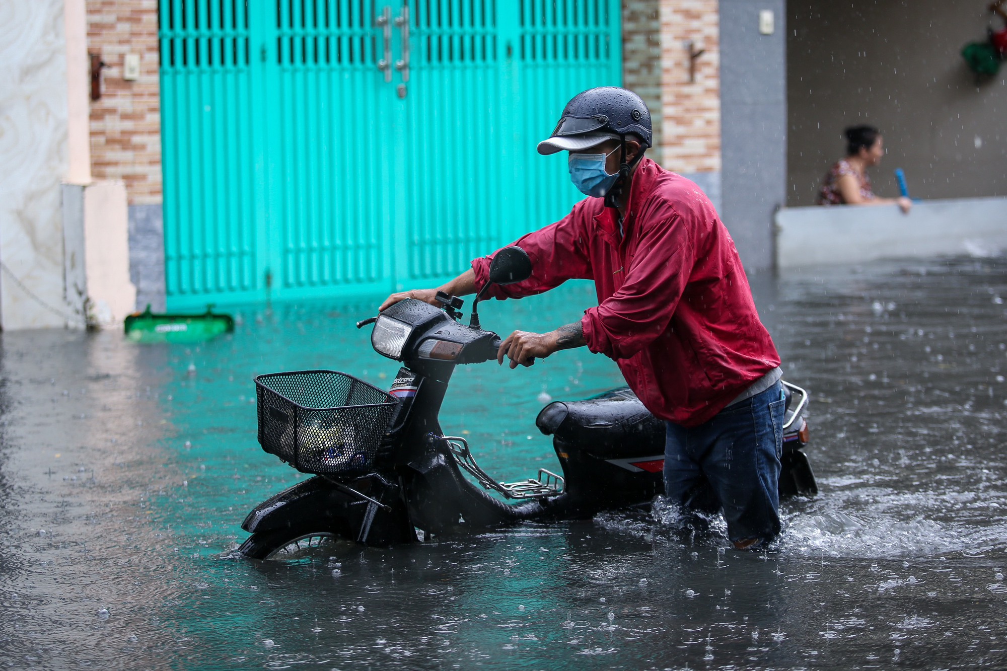 TP.HCM có mưa cực to: Nước ngập quá bánh xe, người dân chật vật giữa 'biển nước' - Ảnh 11.