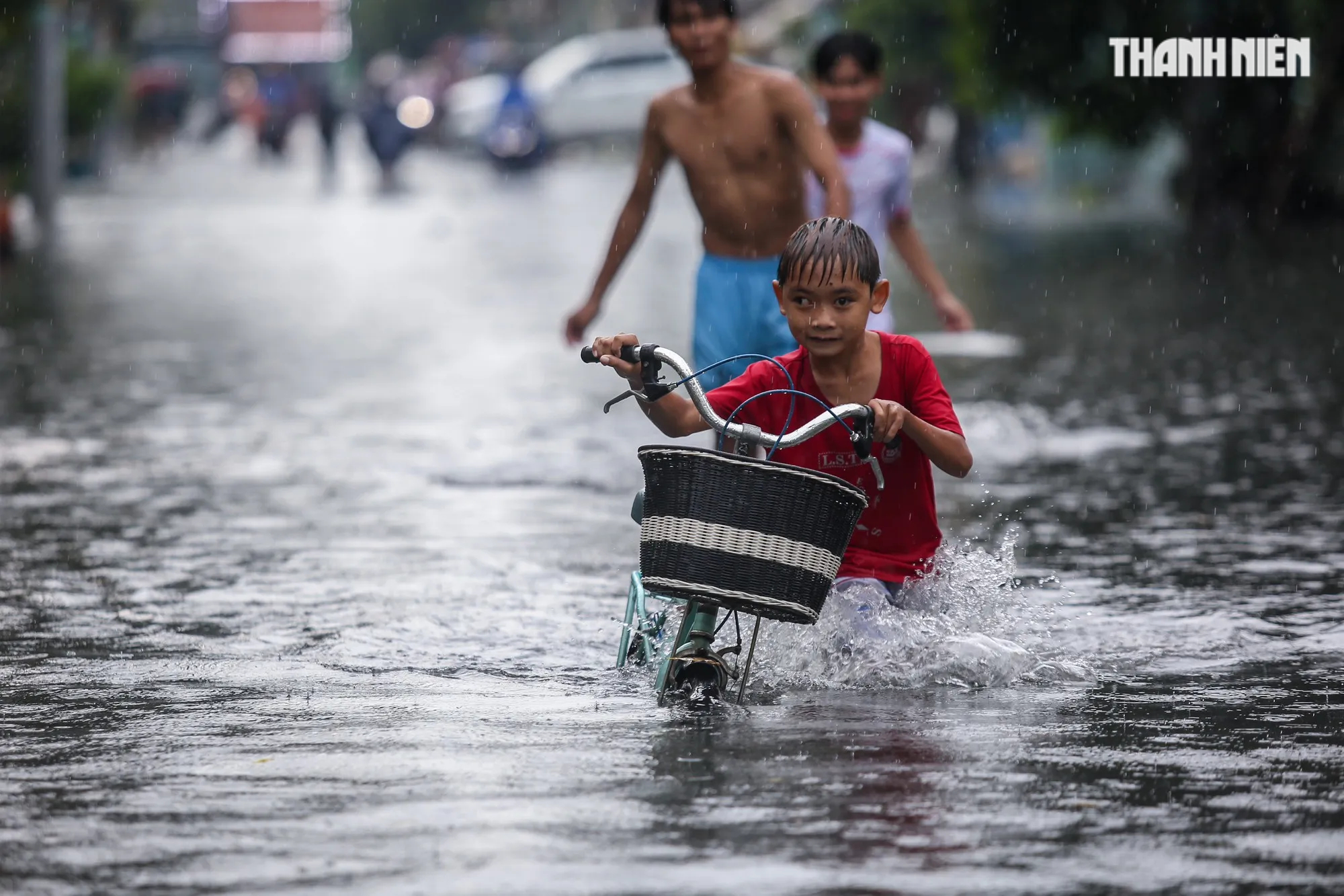 TP.HCM có mưa cực to: Nước ngập quá bánh xe, người dân chật vật giữa 'biển nước' - Ảnh 1.