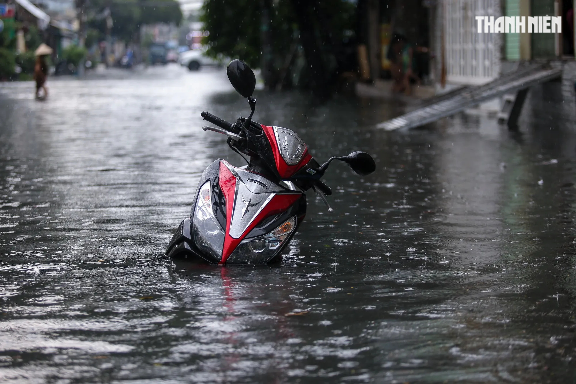 TP.HCM có mưa cực to: Nước ngập quá bánh xe, người dân chật vật giữa 'biển nước' - Ảnh 5.