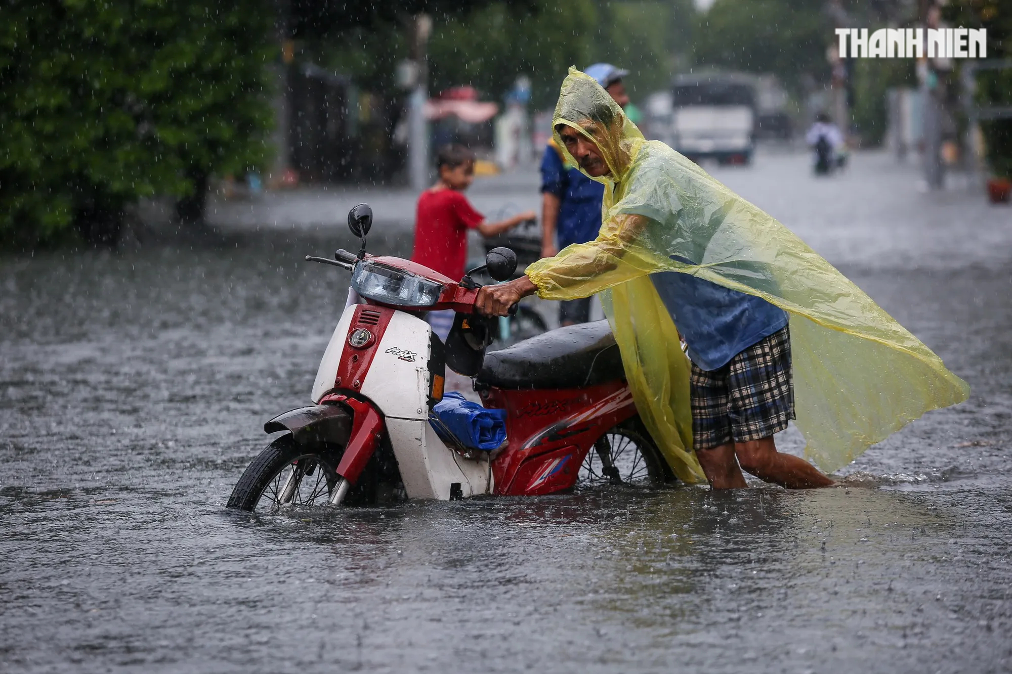 TP.HCM có mưa cực to: Nước ngập quá bánh xe, người dân chật vật giữa 'biển nước' - Ảnh 8.