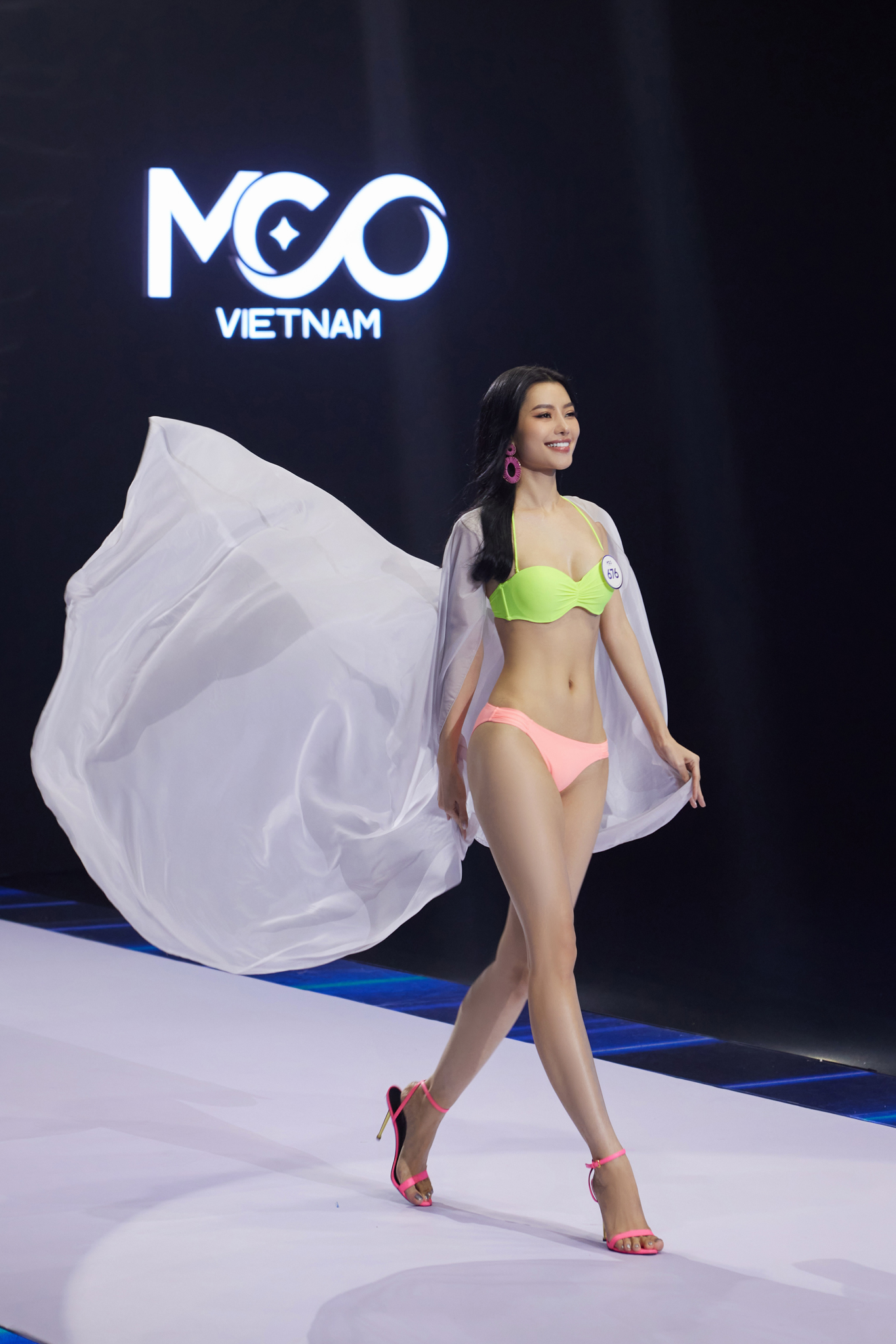 Dàn thí sinh 'Hoa hậu Hoàn vũ Việt Nam' diện áo tắm nóng bỏng - Ảnh 1.