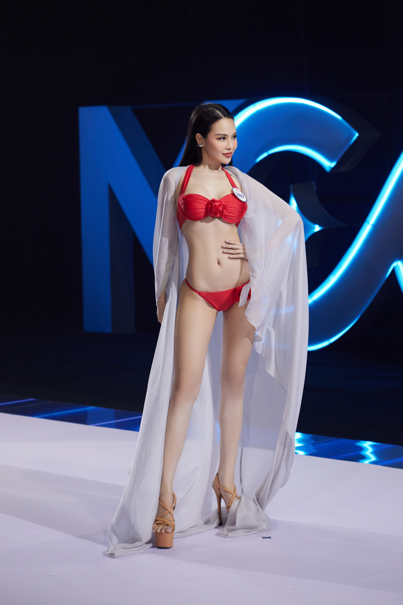 Dàn thí sinh 'Hoa hậu Hoàn vũ Việt Nam' diện áo tắm nóng bỏng - Ảnh 4.